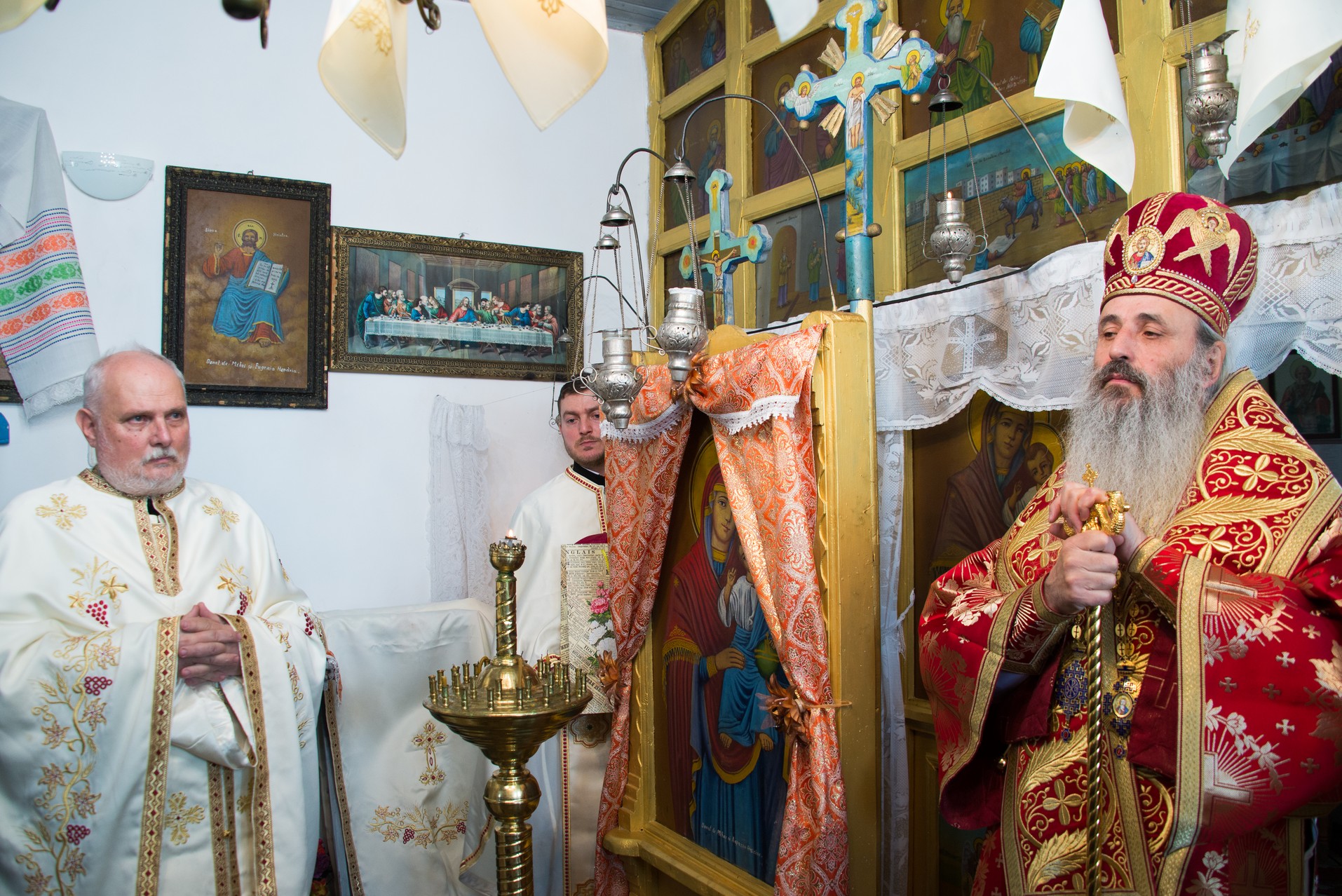 Slujire arhierească la Stolniceni, comuna Răuseni: „Omul își răstignește inima când îi iartă pe vrăjmași”