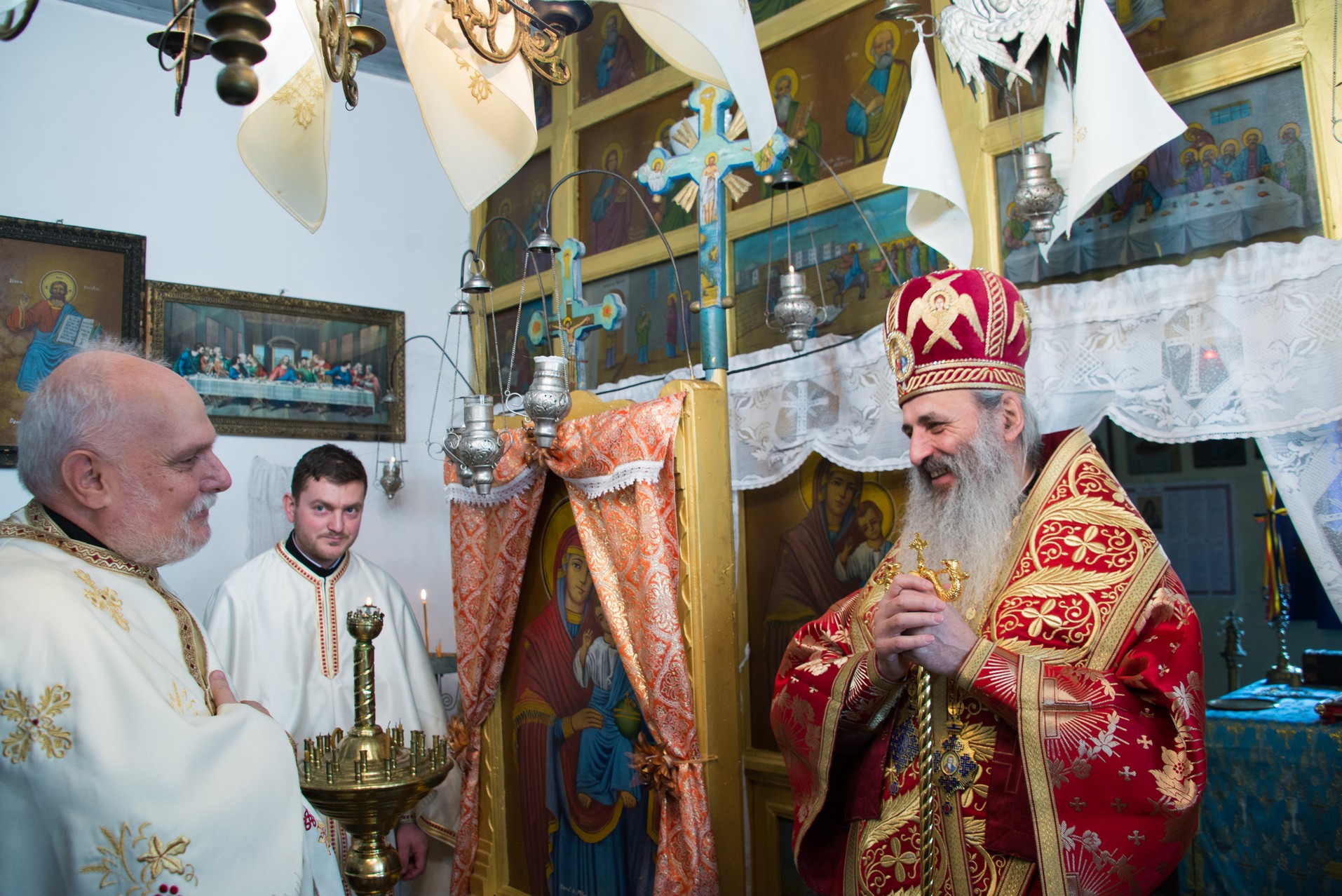 Slujire arhierească la Stolniceni, comuna Răuseni: „Omul își răstignește inima când îi iartă pe vrăjmași”