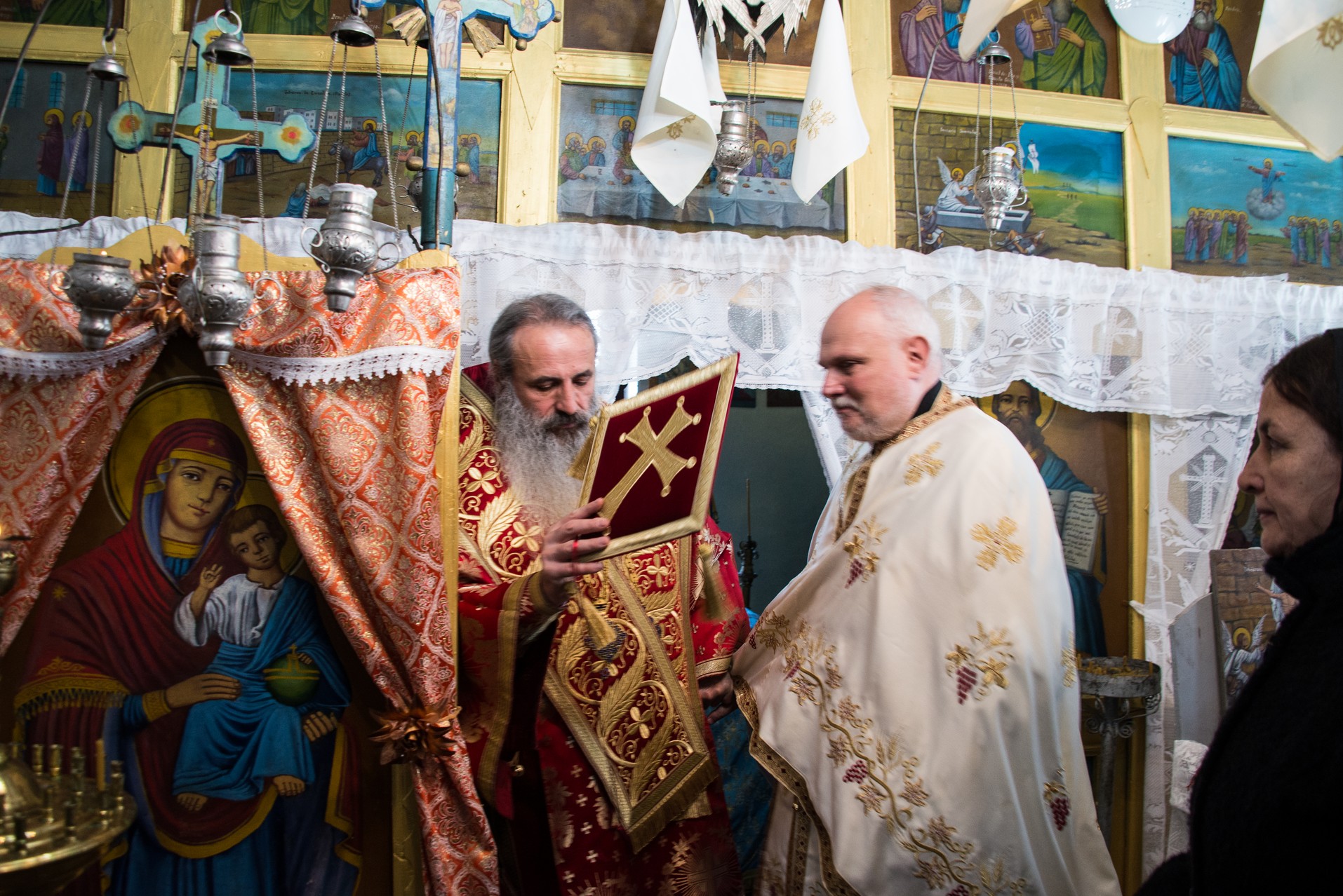 Slujire arhierească la Stolniceni, comuna Răuseni: „Omul își răstignește inima când îi iartă pe vrăjmași”