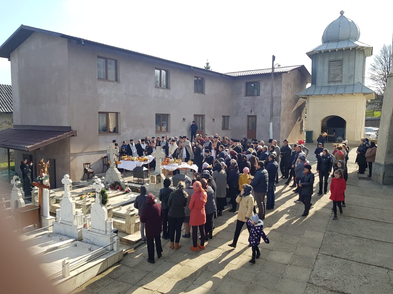 Liturghie arhierească şi sfinţire de centru social la Parohia Răuceşti