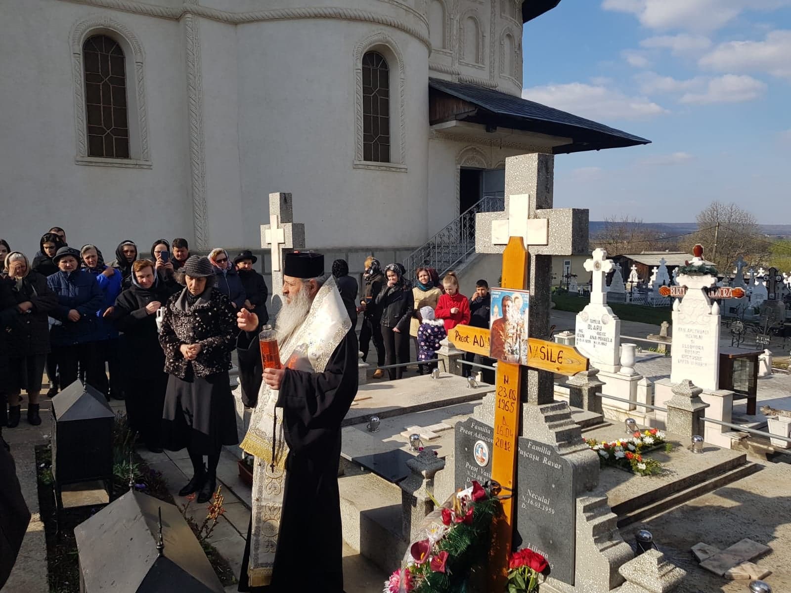 Liturghie arhierească şi sfinţire de centru social la Parohia Răuceşti