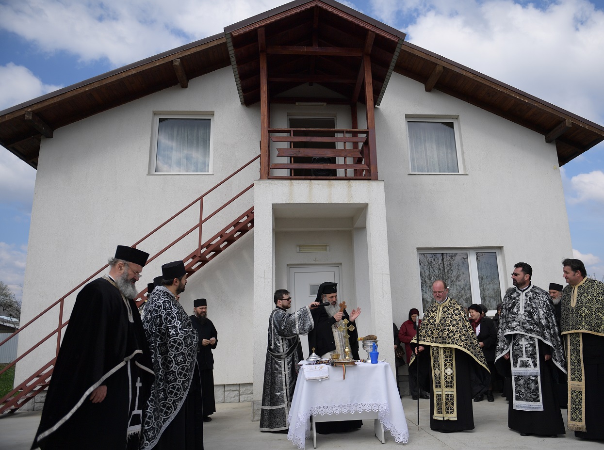 Foto: Ciprian Chirița Casa socială, oficiul parohial şi capela mortuară de la Chintinici au fost sfinţite de IPS Mitropolit Teofan