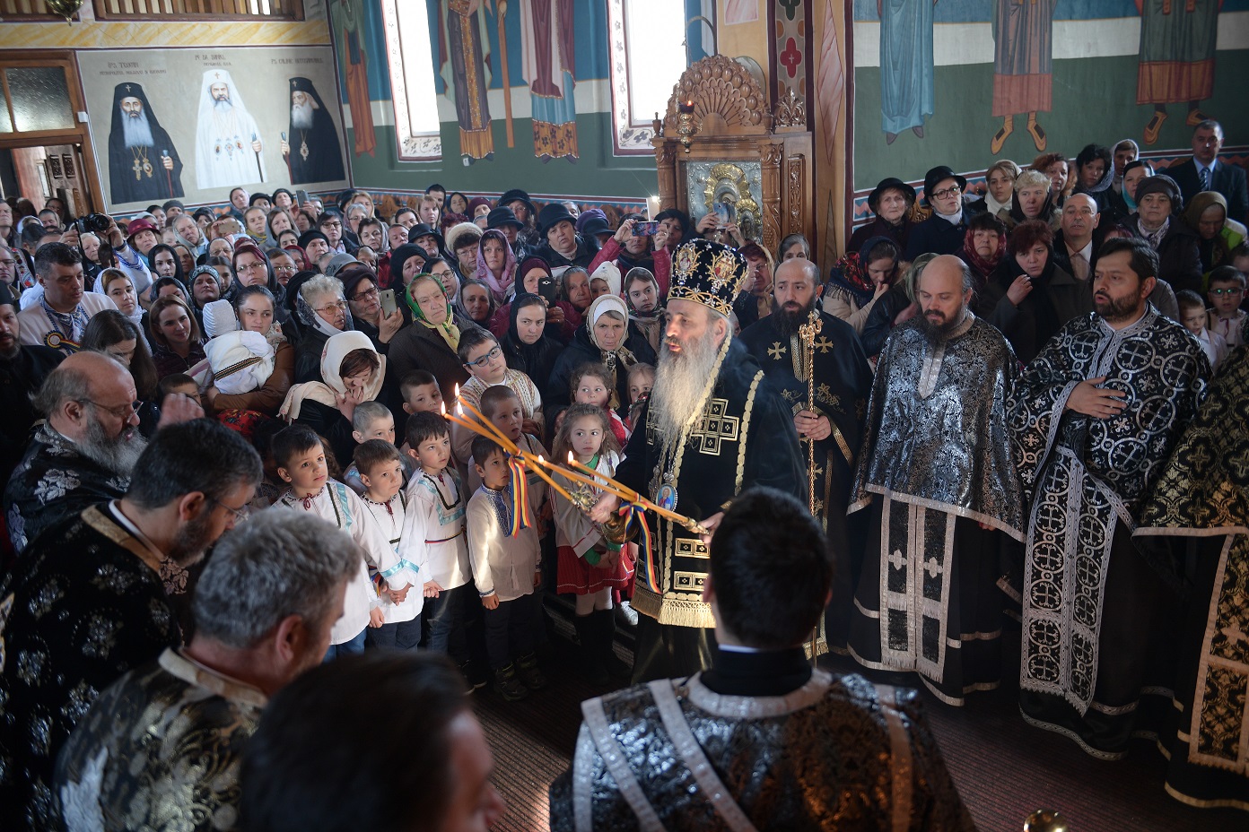 Foto: Ciprian Chirița Casa socială, oficiul parohial şi capela mortuară de la Chintinici au fost sfinţite de IPS Mitropolit Teofan