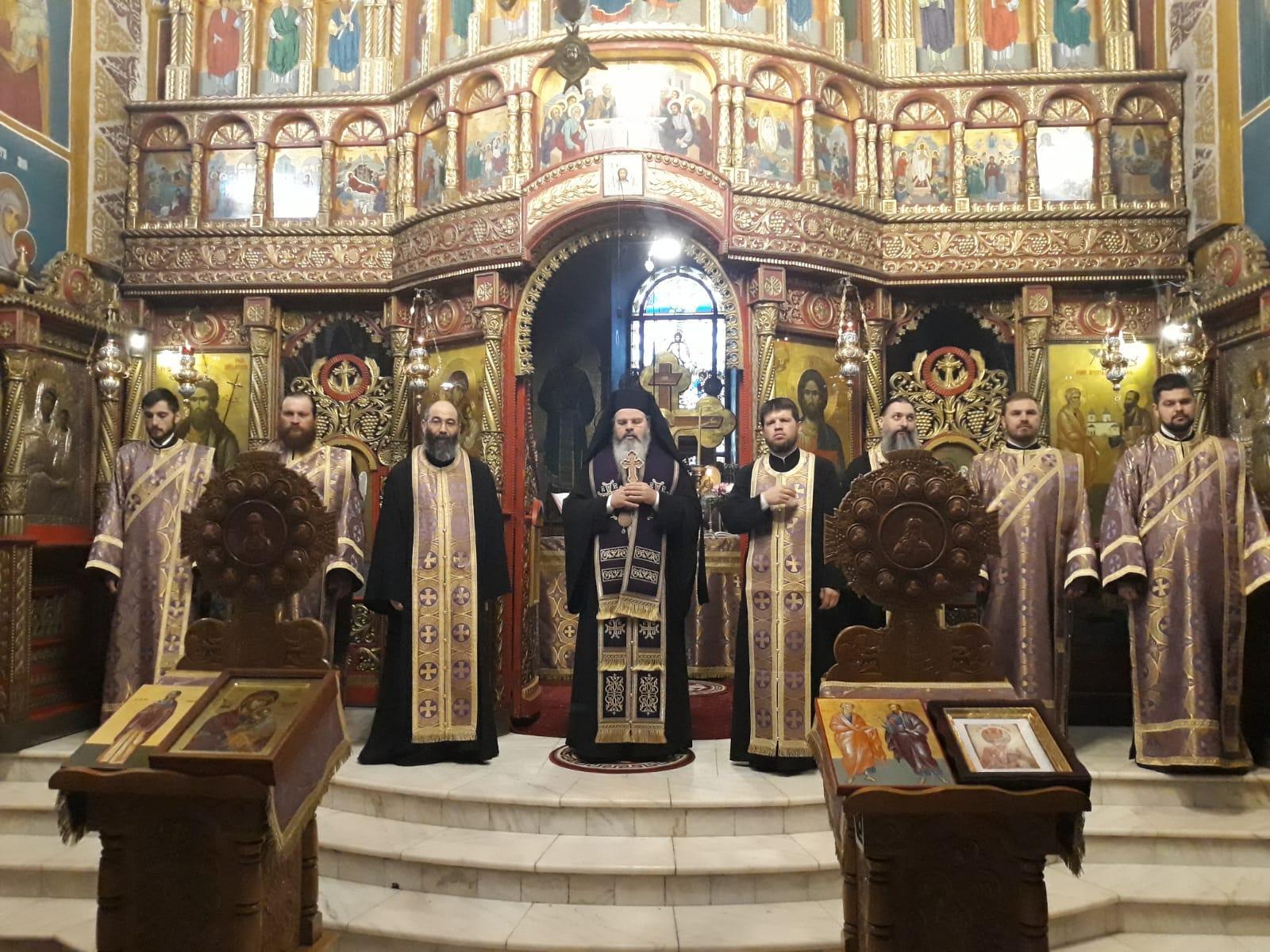 Slujbă arhierească la catedrala din Huşi