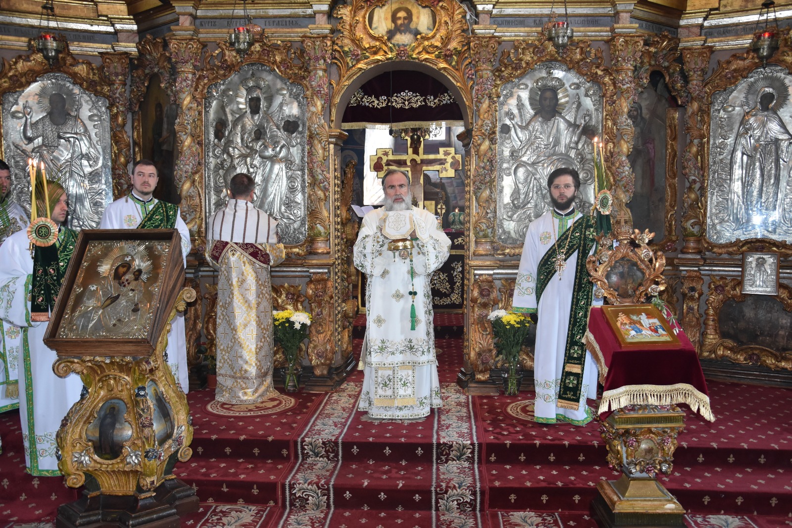 Liturghii arhiereşti în Duminica Floriilor