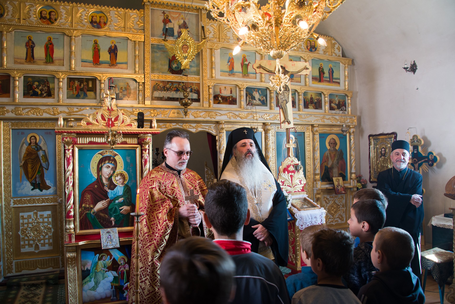 Slujire arhierească la Stolniceni, comuna Răuseni: „Omul își răstignește inima când îi iartă pe vrăjmași”