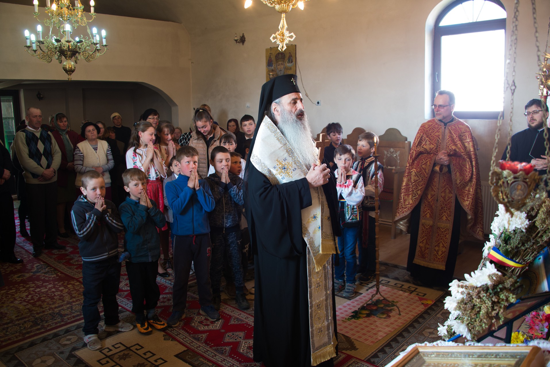 Slujire arhierească la Stolniceni, comuna Răuseni: „Omul își răstignește inima când îi iartă pe vrăjmași”