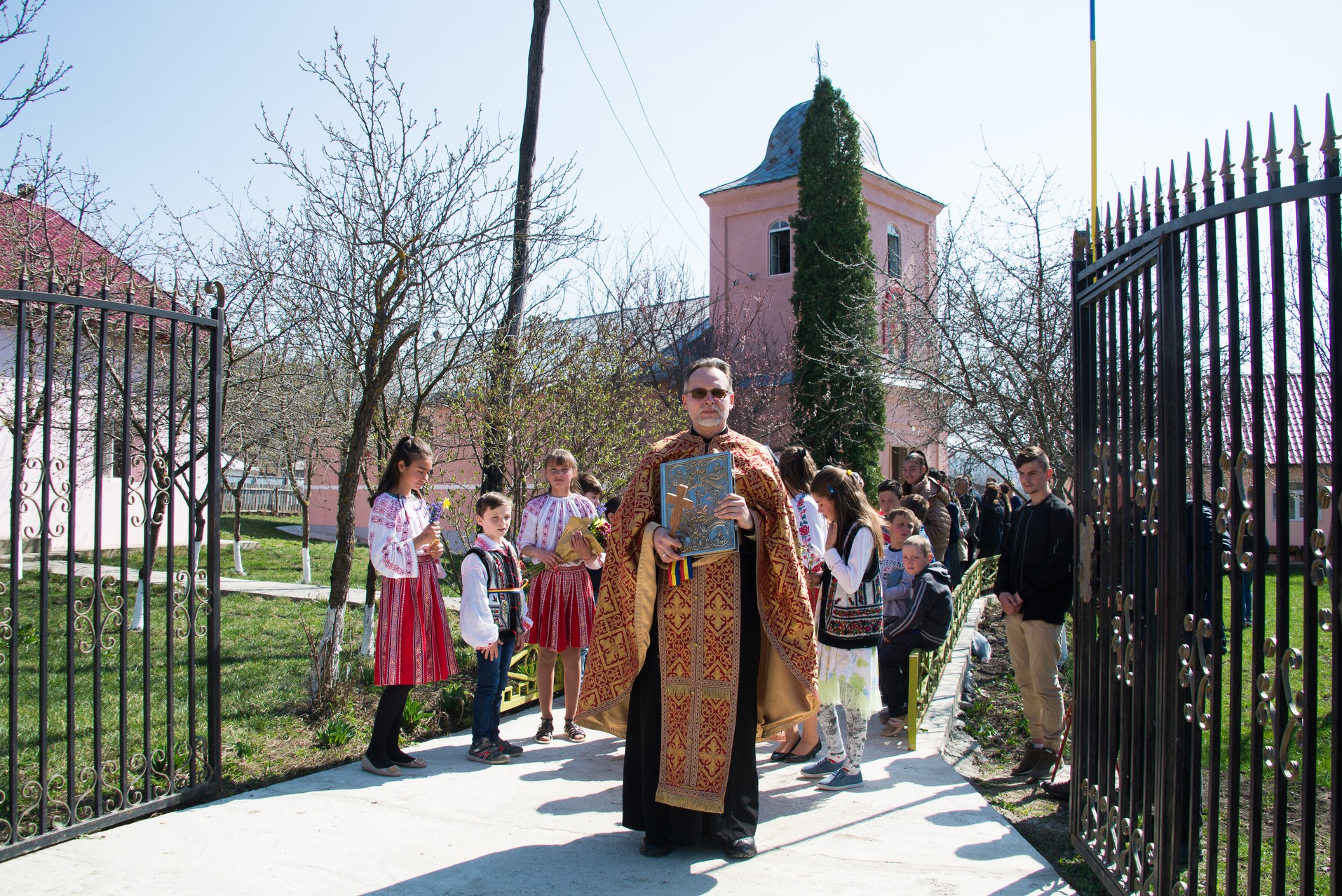 Slujire arhierească la Stolniceni, comuna Răuseni: „Omul își răstignește inima când îi iartă pe vrăjmași”