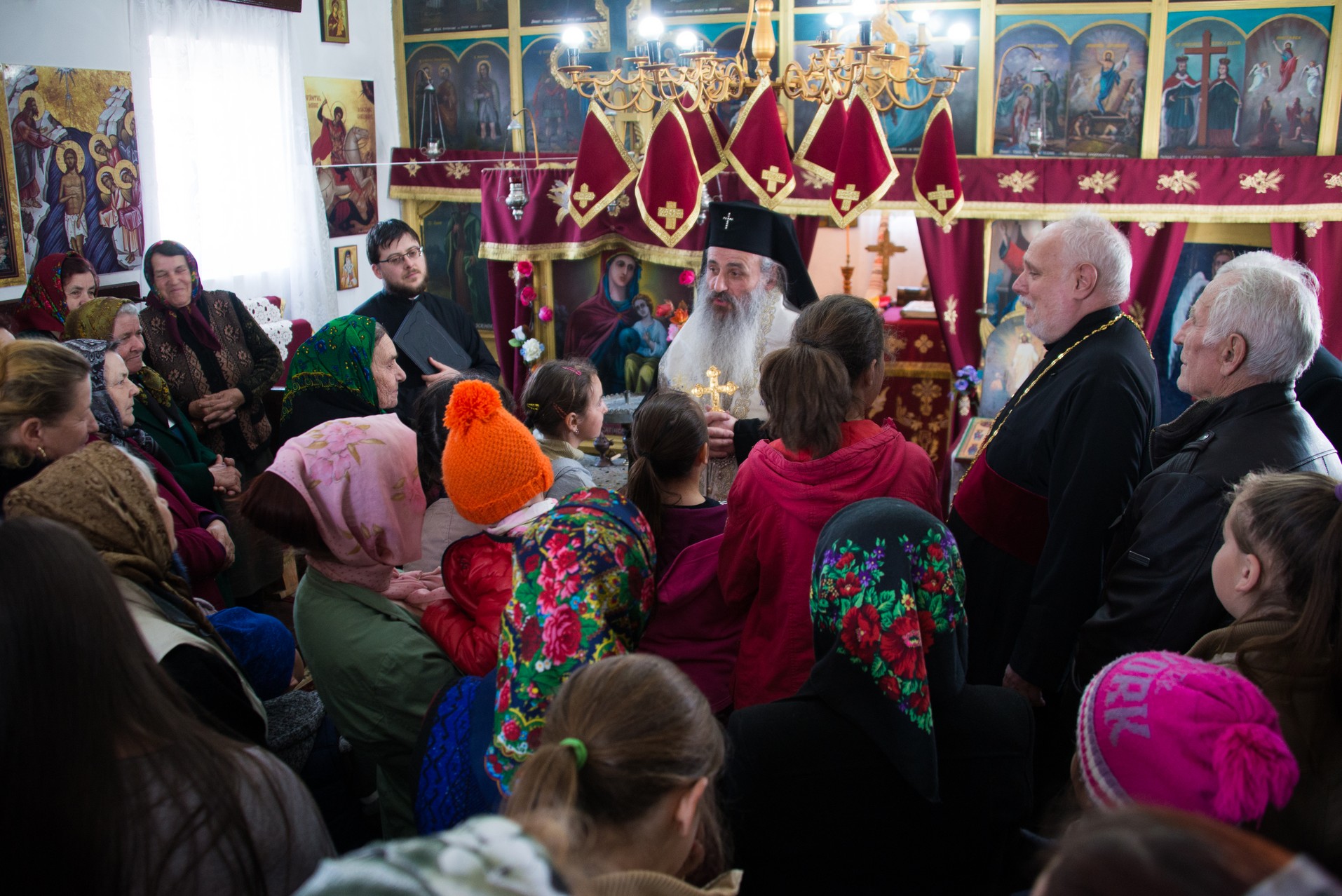 Slujire arhierească la Stolniceni, comuna Răuseni: „Omul își răstignește inima când îi iartă pe vrăjmași”