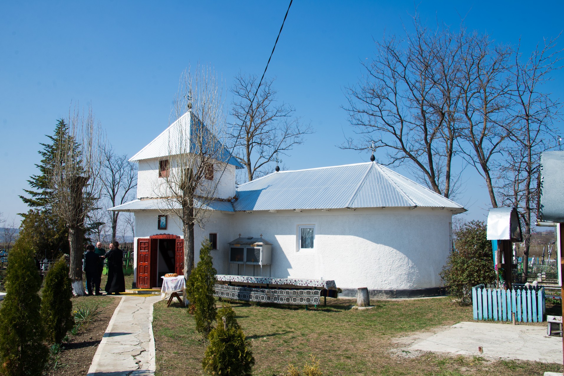 Slujire arhierească la Stolniceni, comuna Răuseni: „Omul își răstignește inima când îi iartă pe vrăjmași”