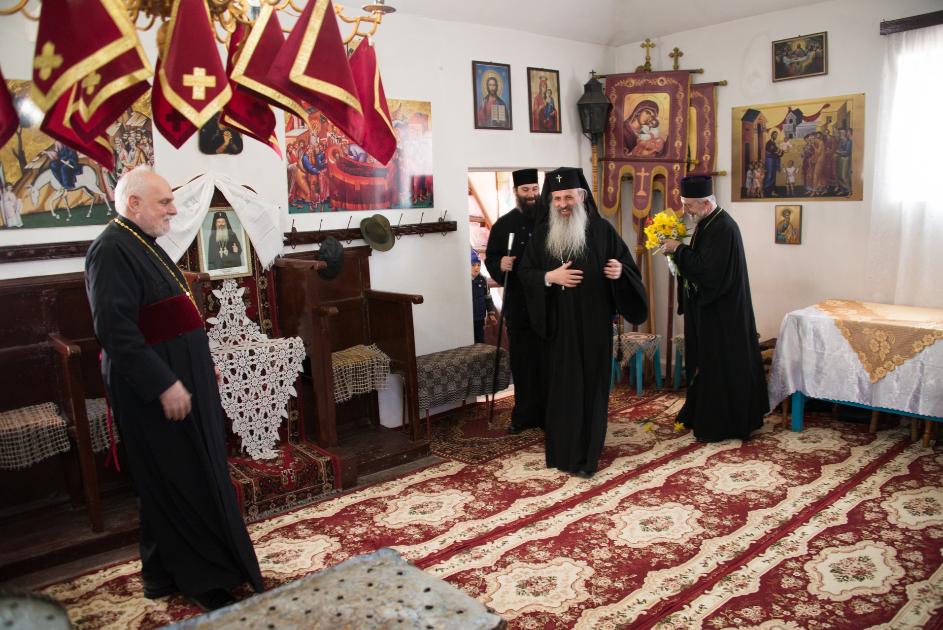 Slujire arhierească la Stolniceni, comuna Răuseni: „Omul își răstignește inima când îi iartă pe vrăjmași”