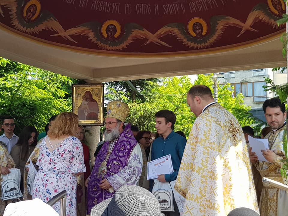 Elevii medaliaţi la olimpiadele şi competiţiile naţionale, premiaţi de Biserică