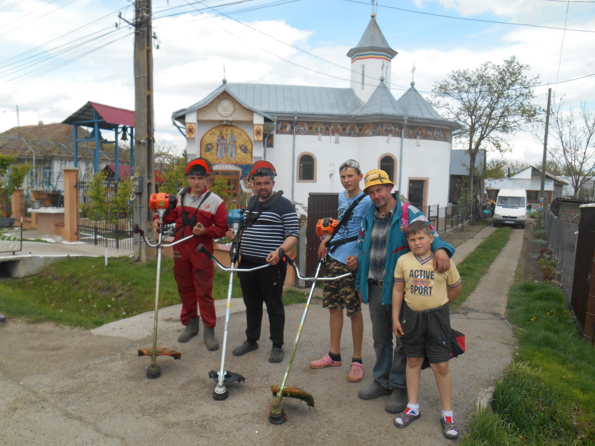 Familii aflate în dificultate din parohiile Chișcăreni și Sat Nou, ajutate de preotul paroh