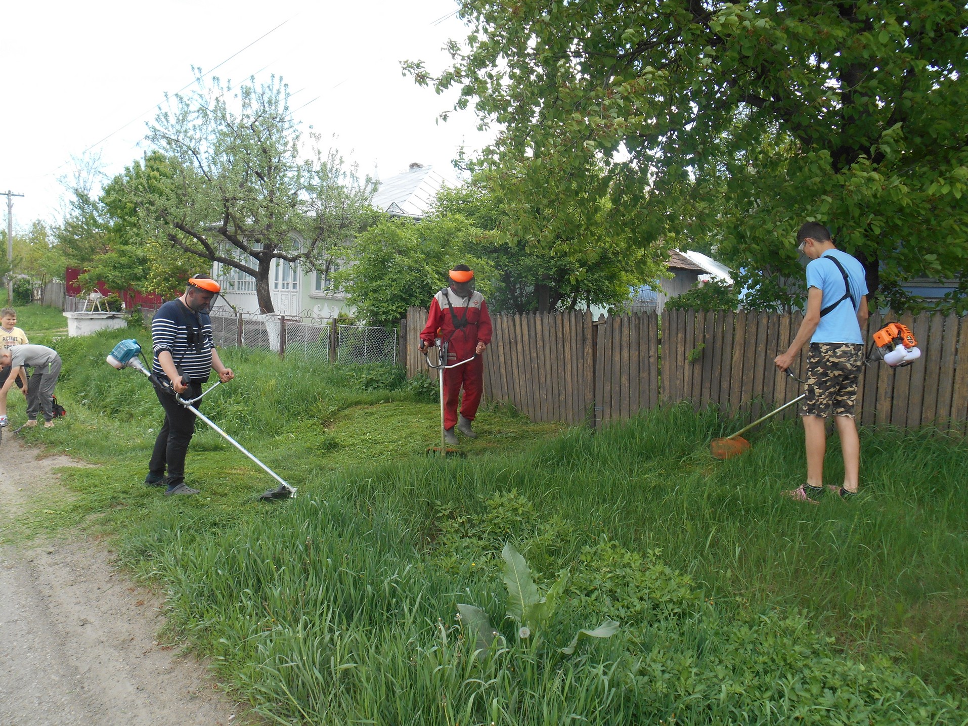 Familii aflate în dificultate din parohiile Chișcăreni și Sat Nou, ajutate de preotul paroh