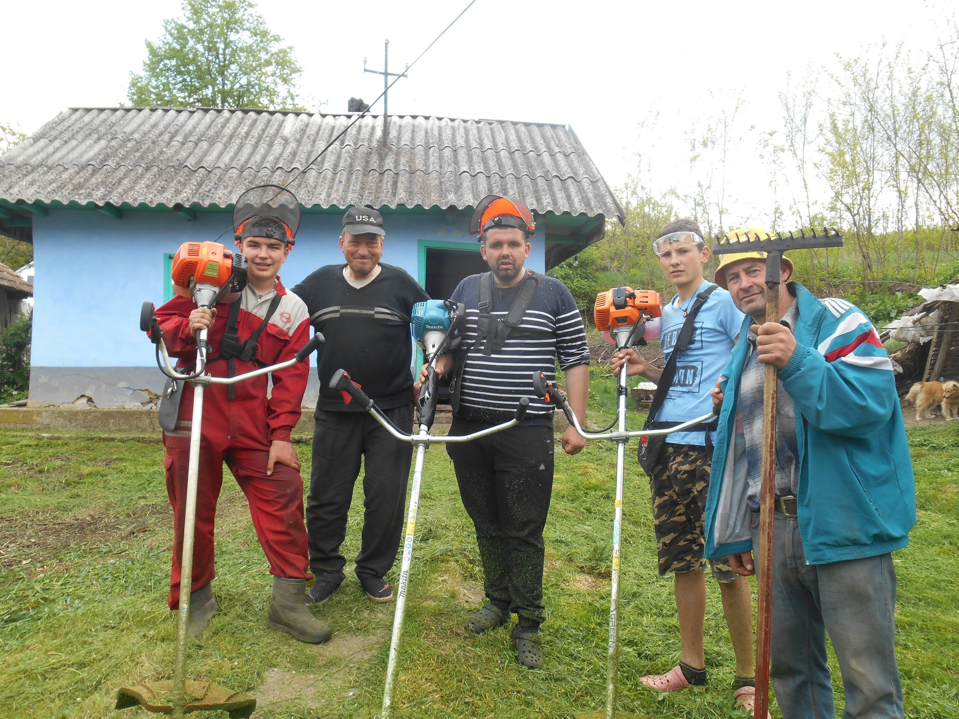 Familii aflate în dificultate din parohiile Chișcăreni și Sat Nou, ajutate de preotul paroh