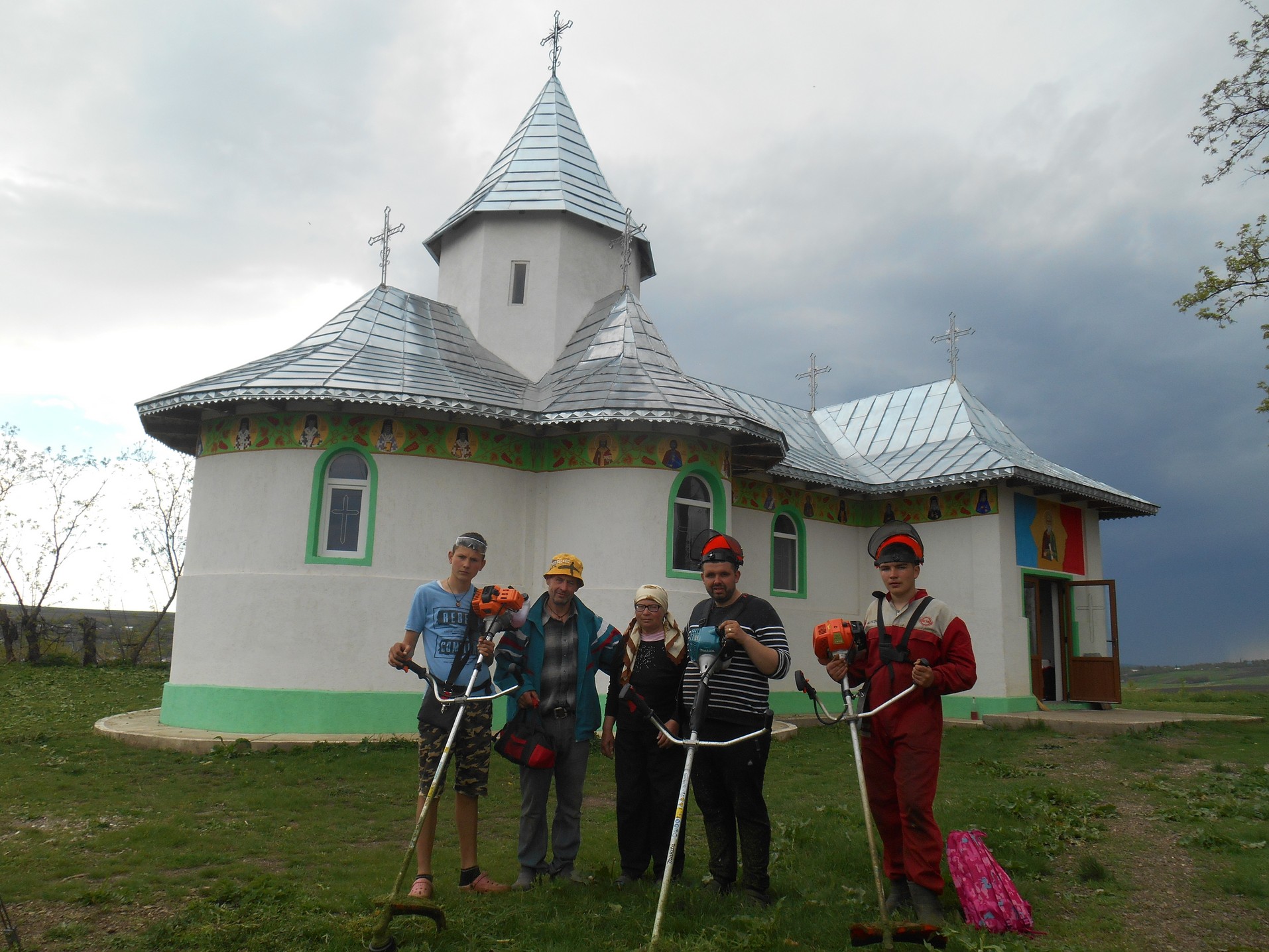 Familii aflate în dificultate din parohiile Chișcăreni și Sat Nou, ajutate de preotul paroh