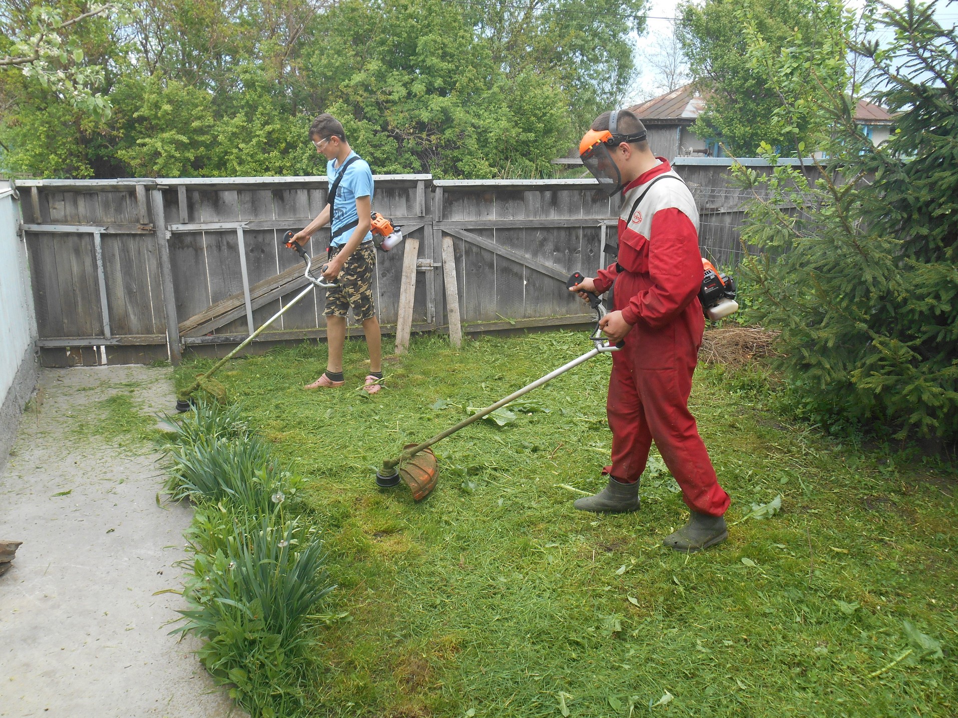 Familii aflate în dificultate din parohiile Chișcăreni și Sat Nou, ajutate de preotul paroh