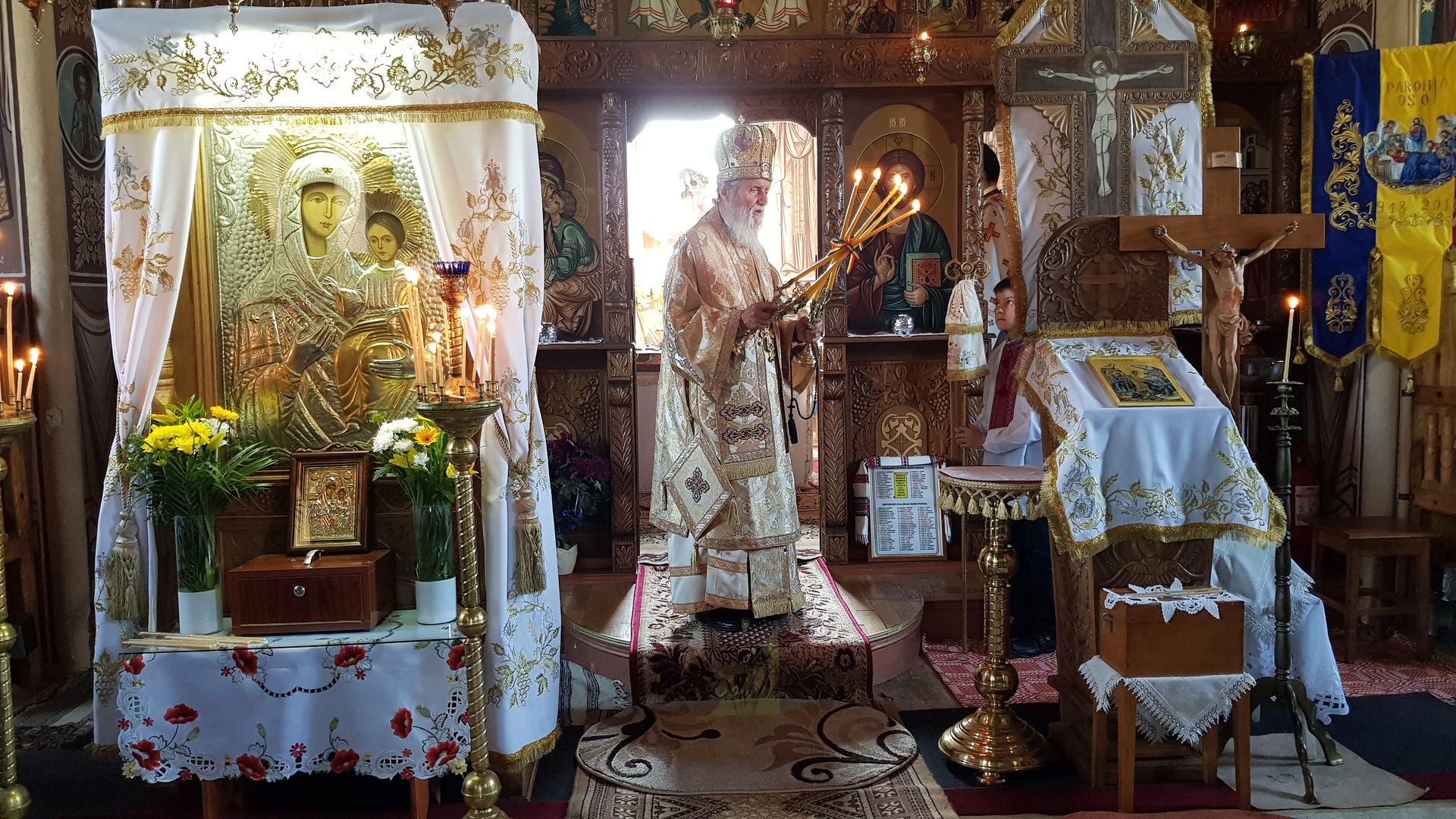 Aniversare și Sfântă Liturghie arhierească la Parohia Osoi: 20 de ani de la sfințirea locașului de cult