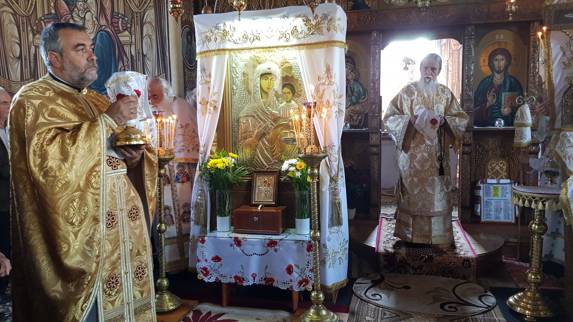 Aniversare și Sfântă Liturghie arhierească la Parohia Osoi: 20 de ani de la sfințirea locașului de cult