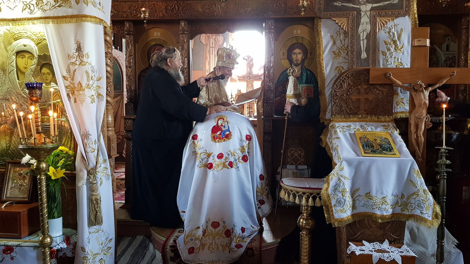 Aniversare și Sfântă Liturghie arhierească la Parohia Osoi: 20 de ani de la sfințirea locașului de cult