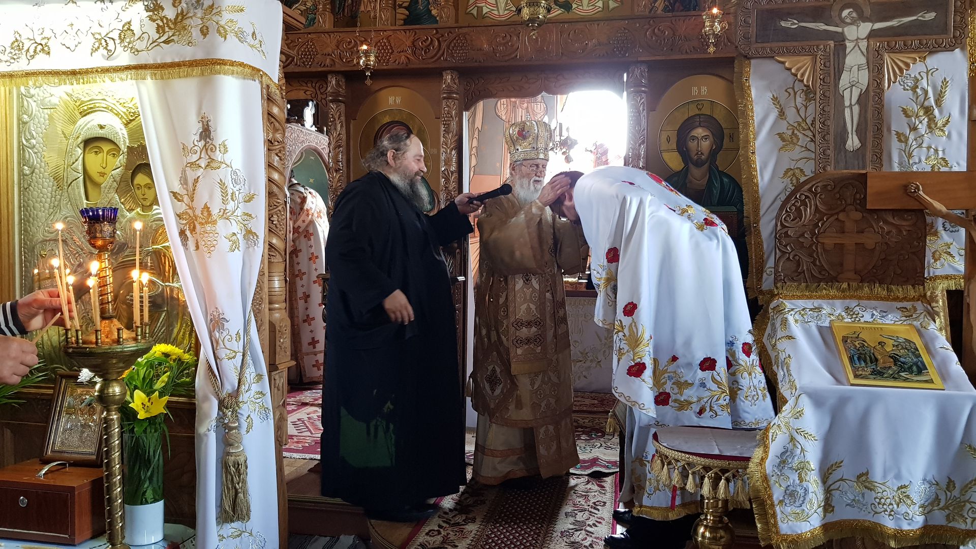 Aniversare și Sfântă Liturghie arhierească la Parohia Osoi: 20 de ani de la sfințirea locașului de cult