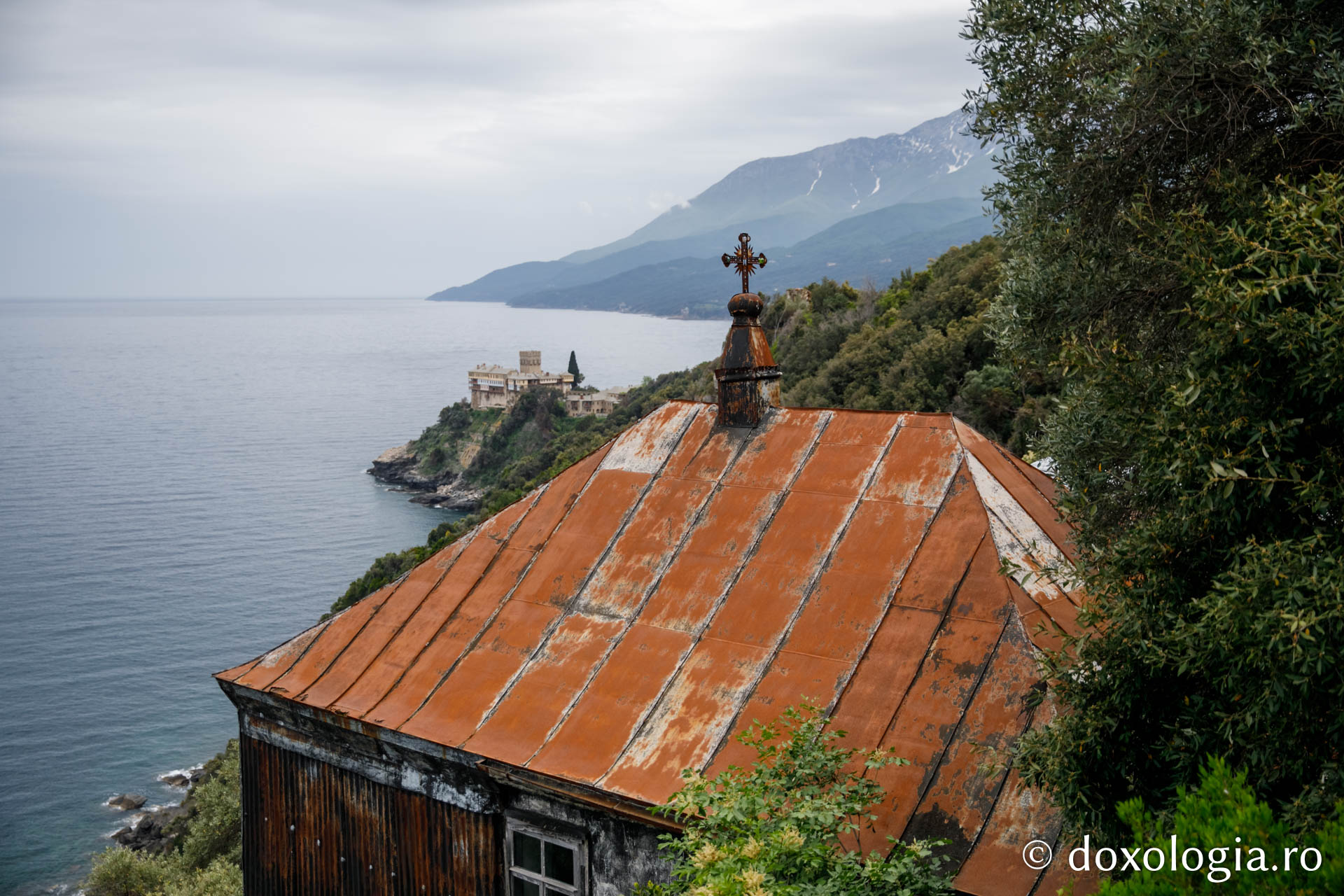 Peştera părintelui Antipa Dinescu de lângă Mănăstirea Stavronikita - înainte de restaurare / Foto: pr. Silviu Cluci Peştera părintelui Antipa Dinescu de lângă Mănăstirea Stavronikita