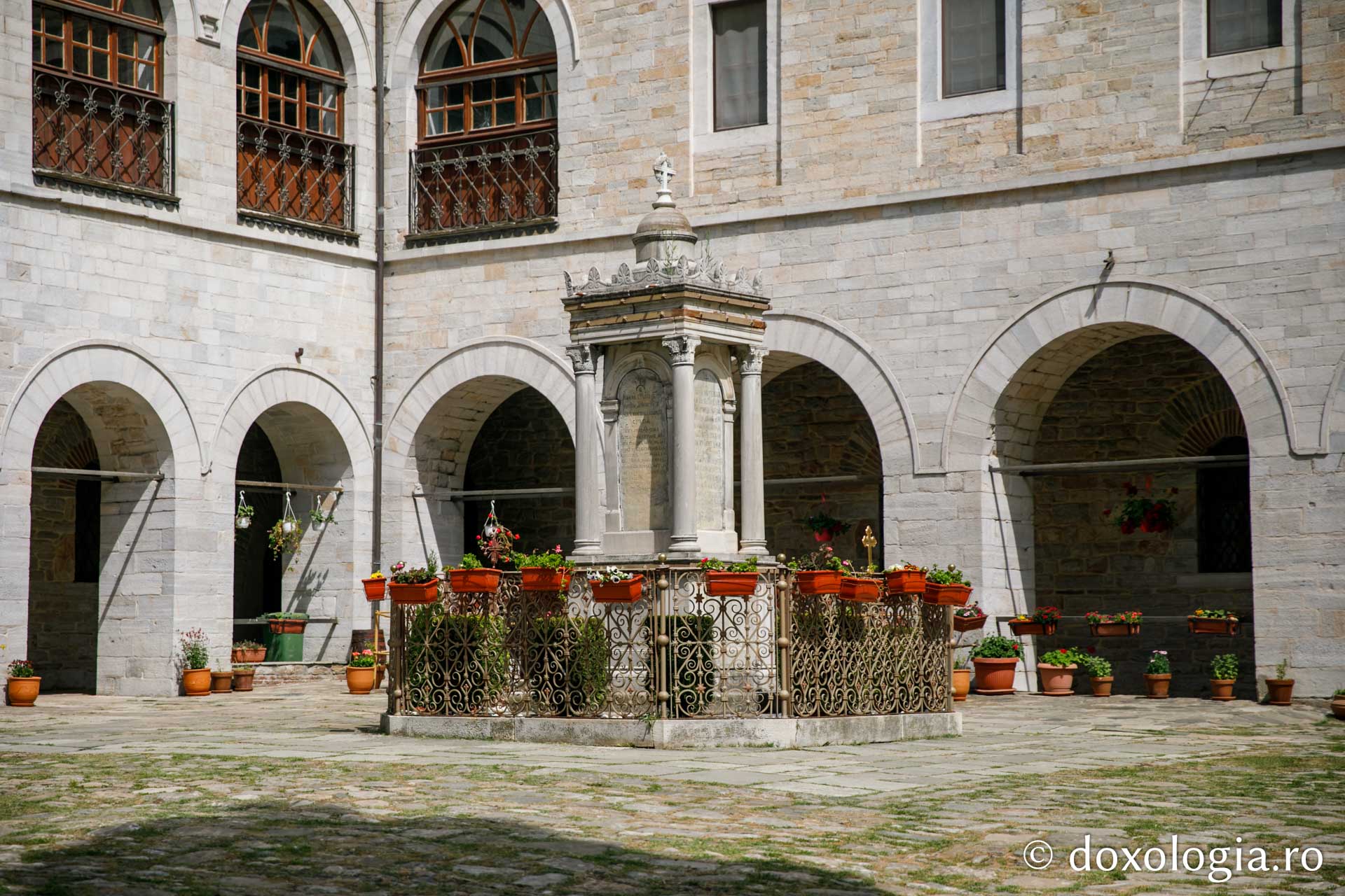 Monumentul celor 26 de Mucenici de la Mănăstirea Zografu / Foto: Silviu Cluci Monumentul celor 26 de Mucenici de la Mănăstirea Zografu