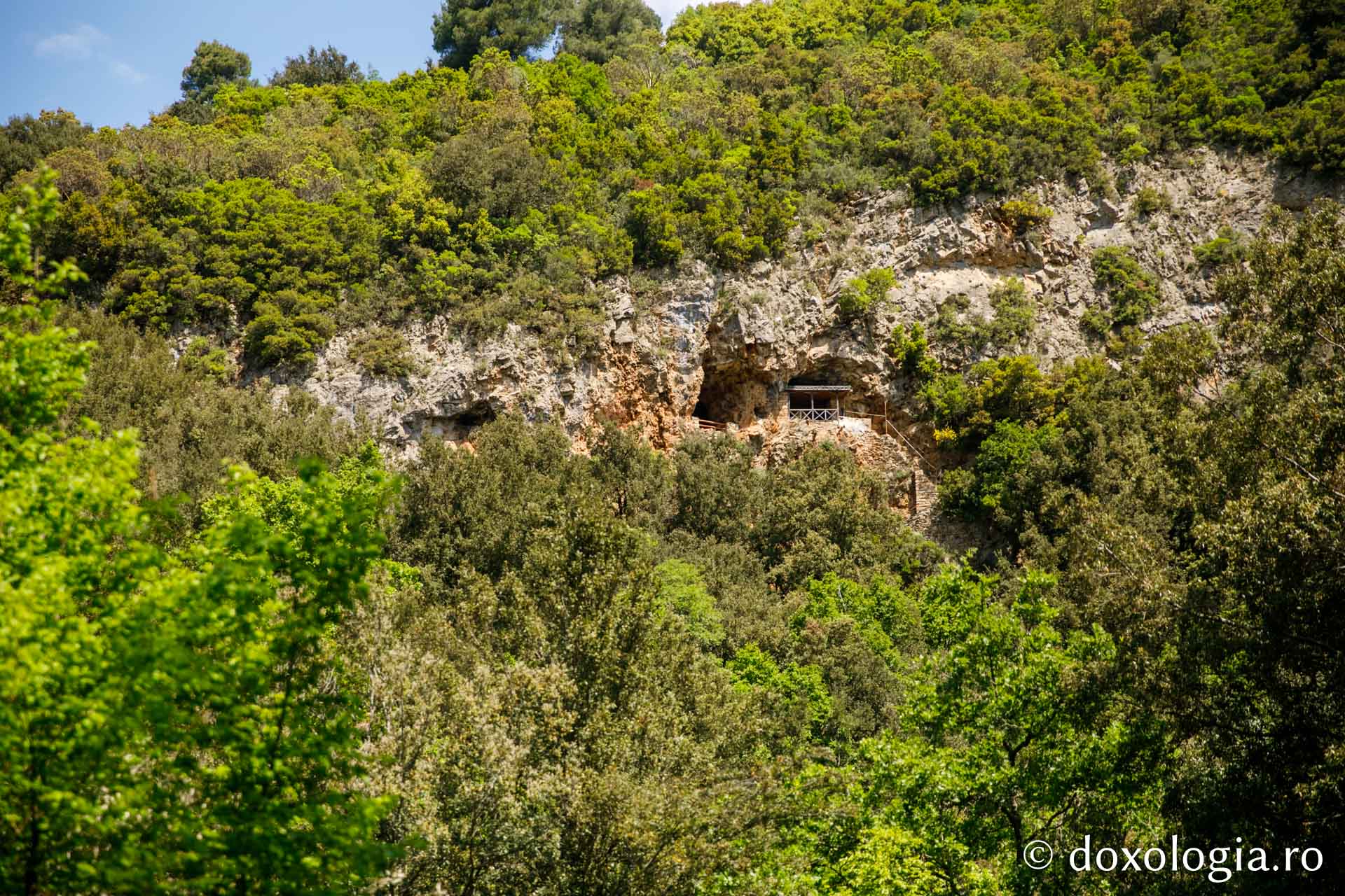Peştera Cuviosului Cosma / Foto: pr. Silviu Cluci Peștera Cuviosului Cosma de la Zografu, Athos