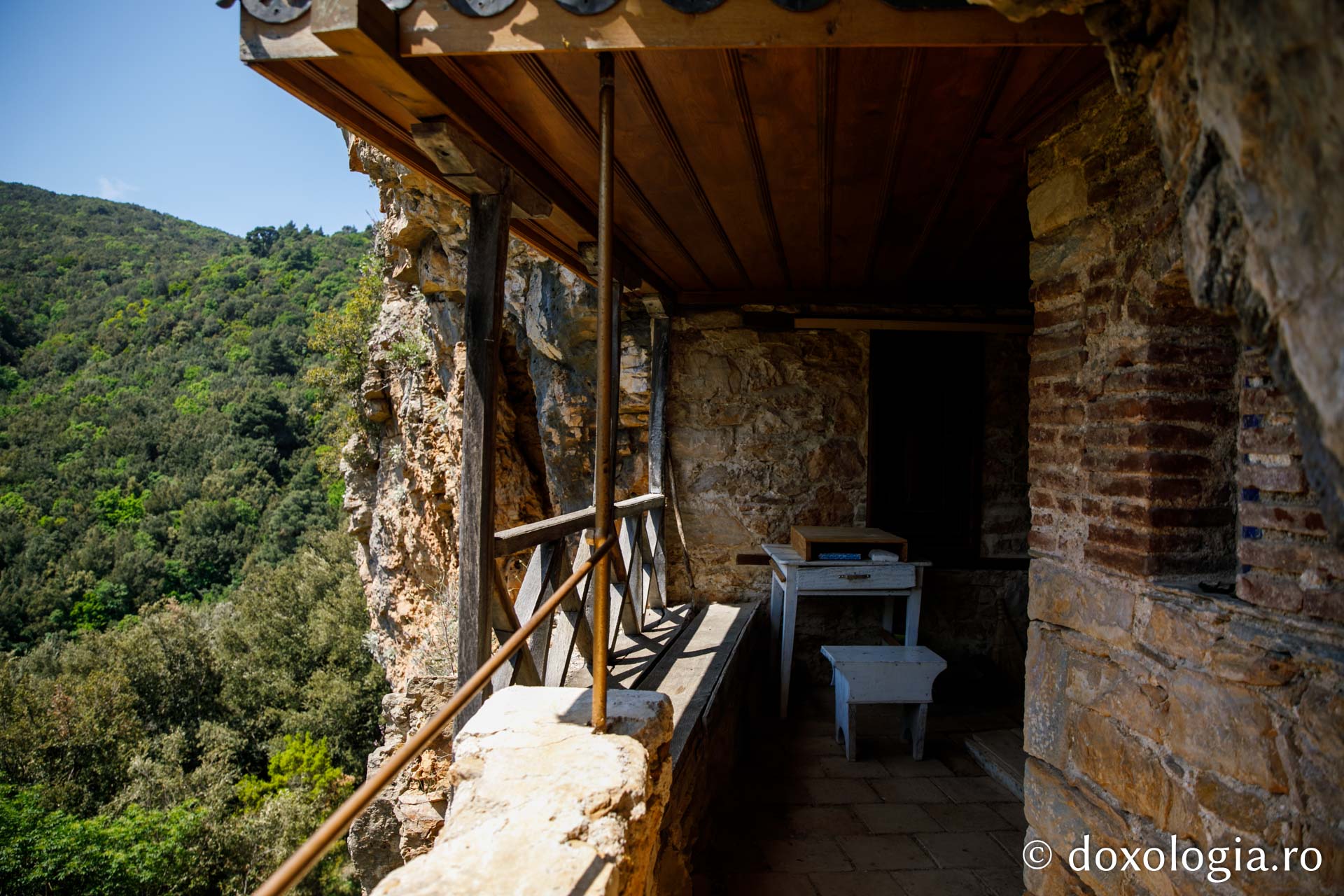 Peştera Cuviosului Cosma / Foto: pr. Silviu Cluci Peștera Cuviosului Cosma de la Zografu, Athos