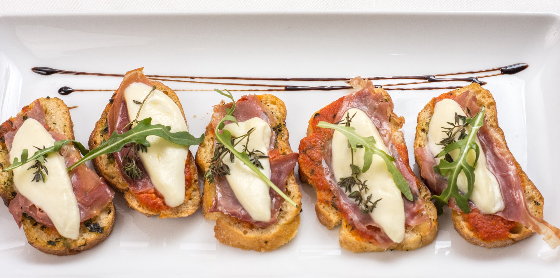 Bruschette cu prosciutto și camembert Bruschette cu prosciutto și camembert