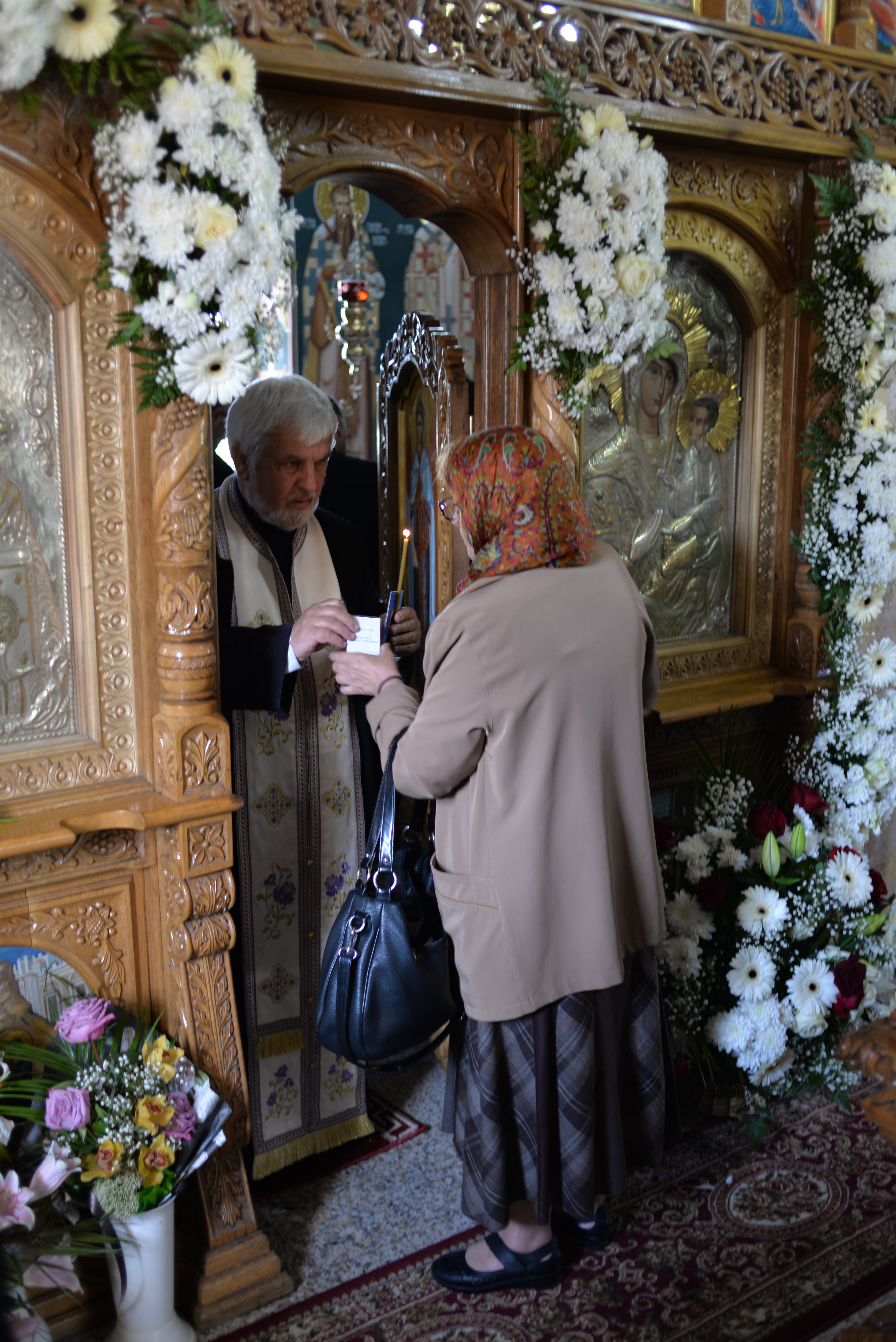 (Foto: Lucian Apopei) Resfinţire de biserică în parohia filantropiei creştine din Paşcani
