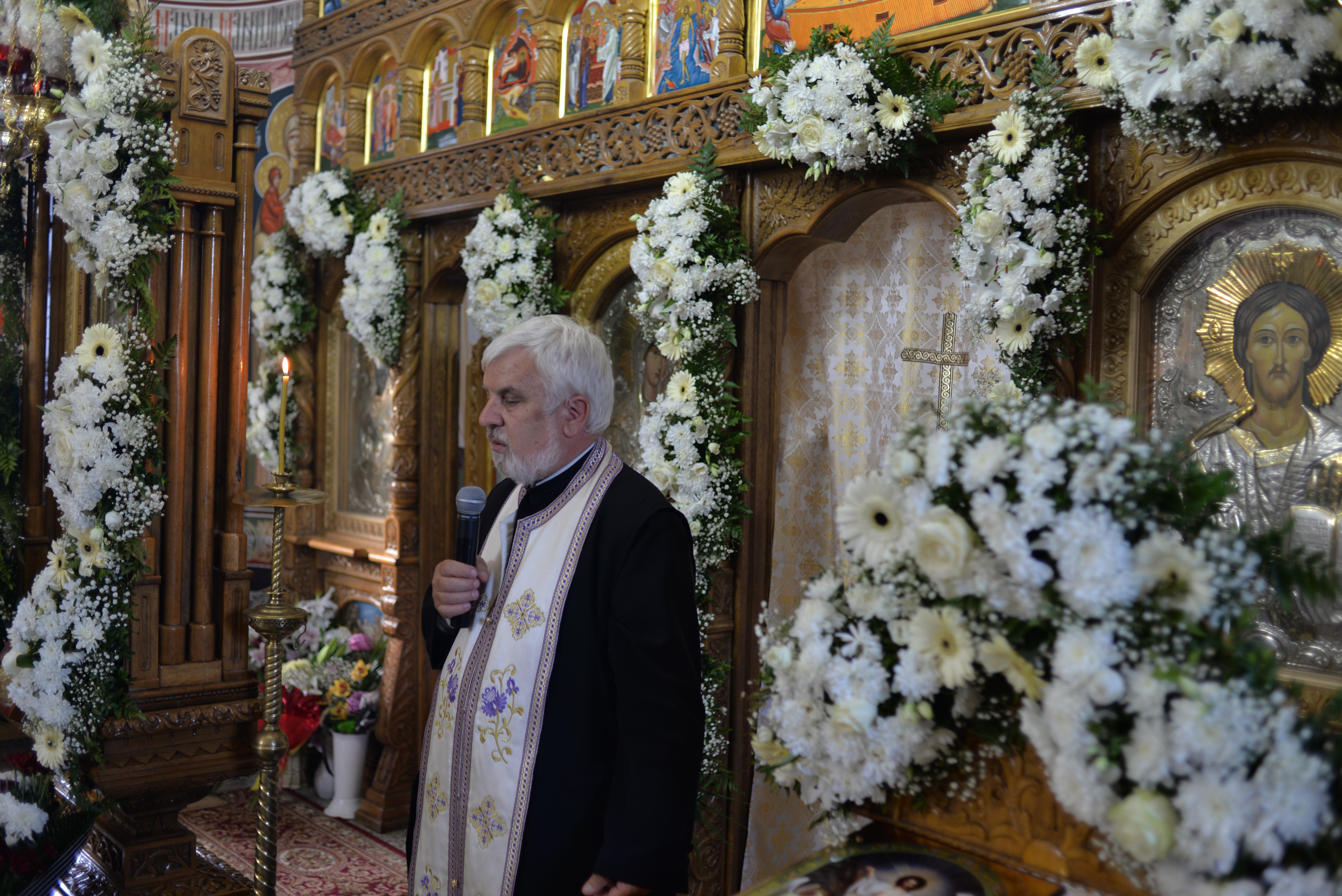 Preotul paroh Dumitru Cristea, de la Parohia "Sfântul Gheorghe" din Pașcani Resfinţire de biserică în parohia filantropiei creştine din Paşcani