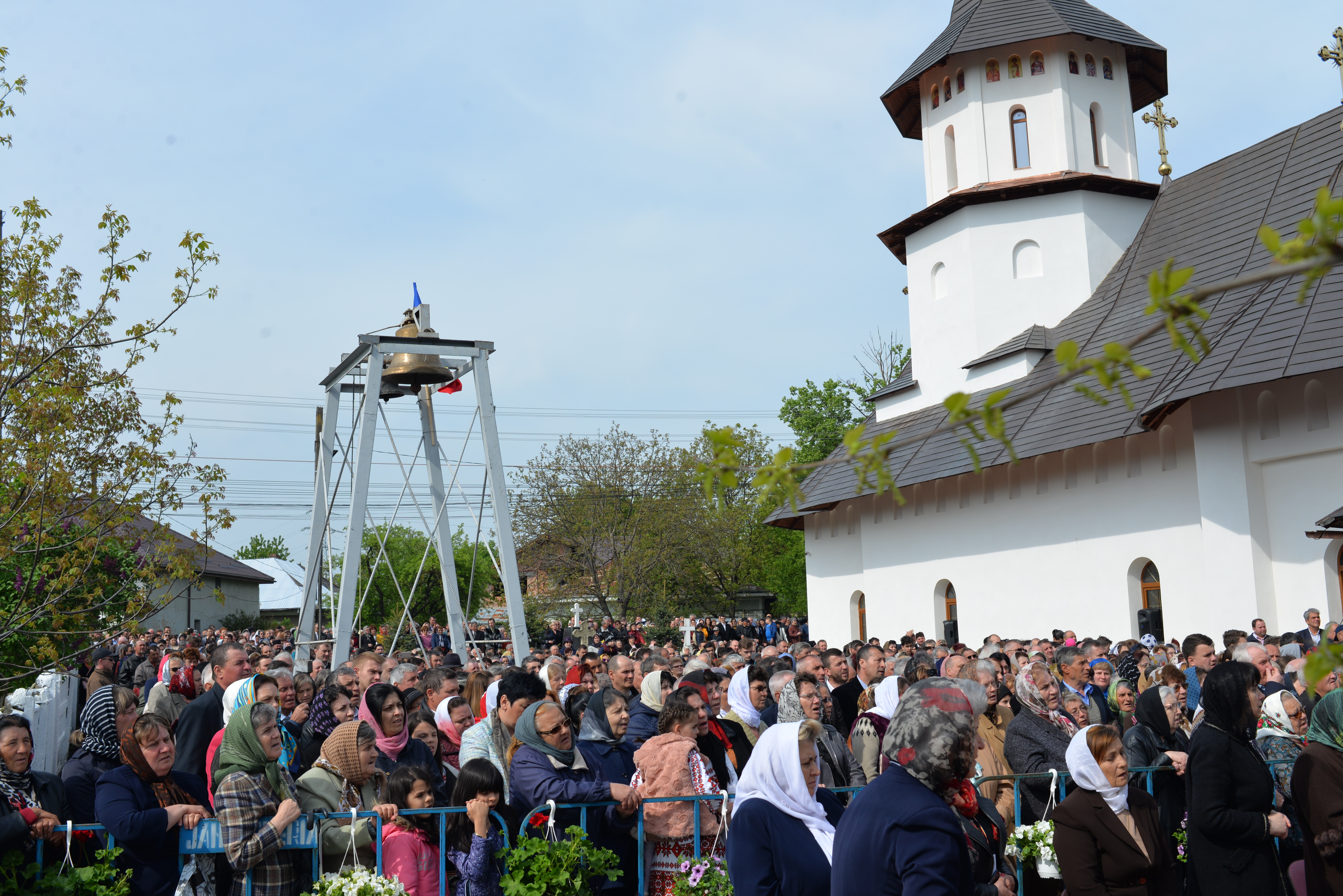 Pe o vreme frumoasă, într-o atmosferă de mare sărbătoare, credinciosii au asitat la slujba Sfintei Liturghii oficiată pe un podium amenajat în preajma locaşului de cult (Foto: Lucian Apopei) Resfinţire de biserică în parohia filantropiei creştine din Paşcani