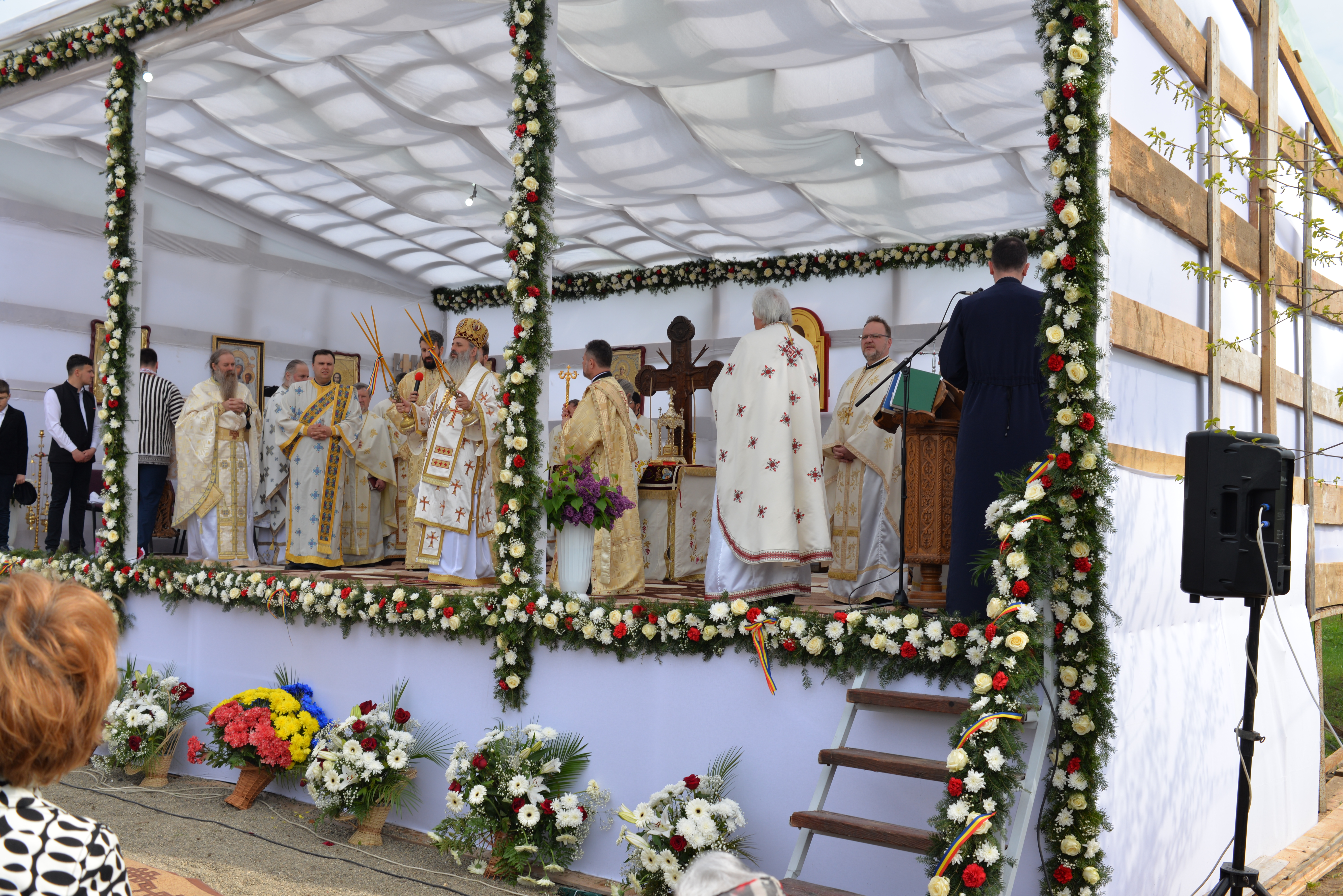 (Foto: Lucian Apopei) Resfinţire de biserică în parohia filantropiei creştine din Paşcani