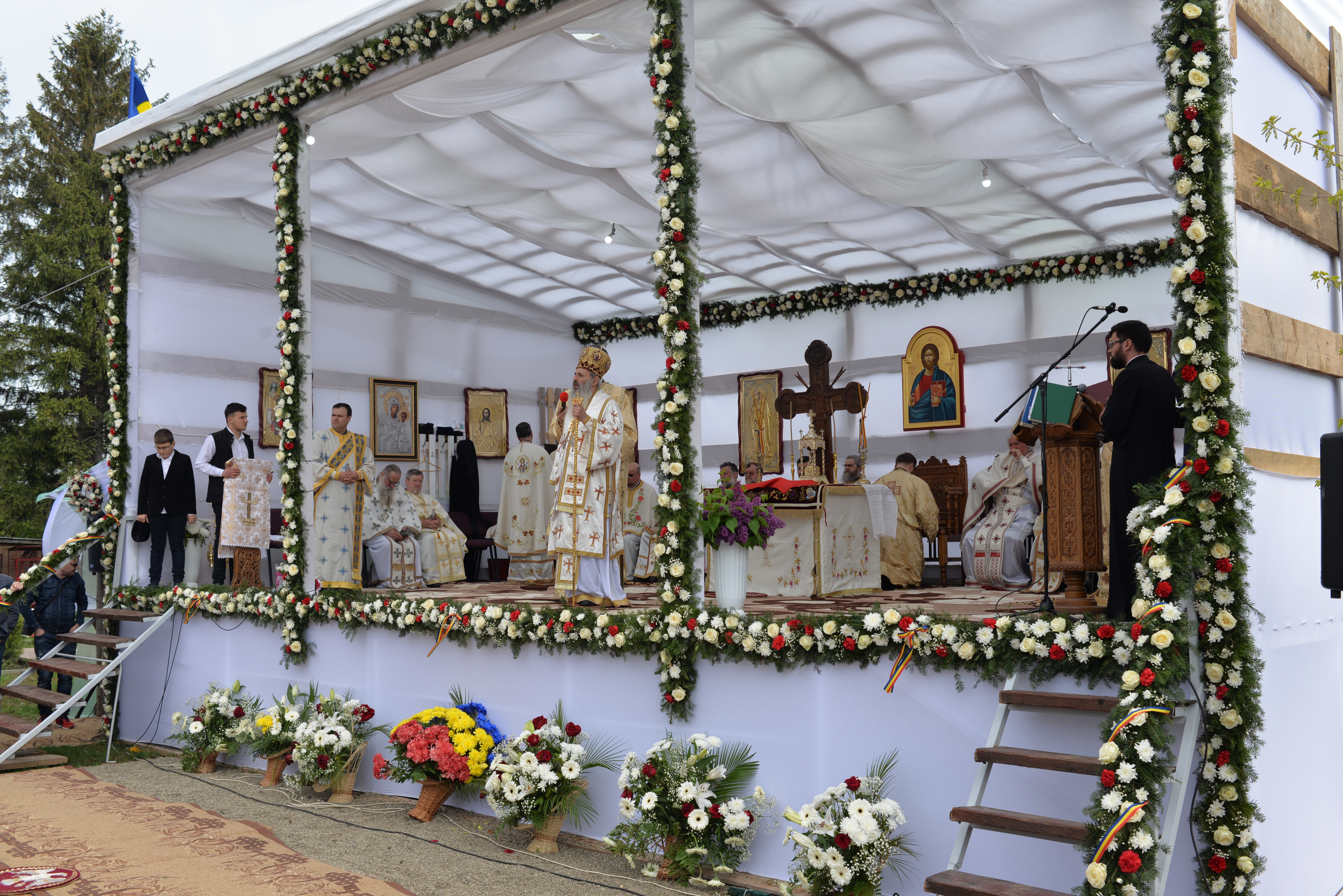 (Foto: Lucian Apopei) Resfinţire de biserică în parohia filantropiei creştine din Paşcani