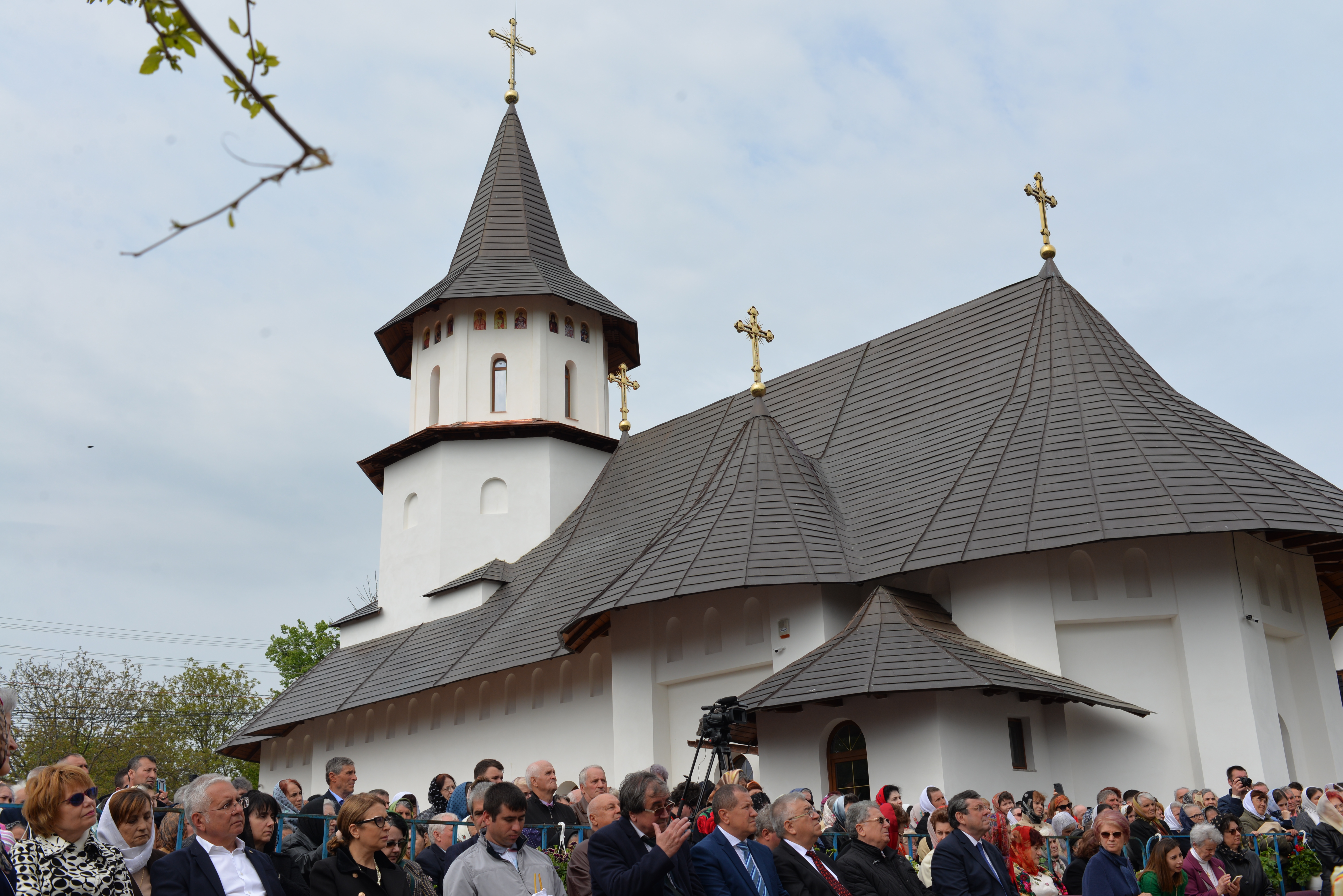 (Foto: Lucian Apopei) Resfinţire de biserică în parohia filantropiei creştine din Paşcani