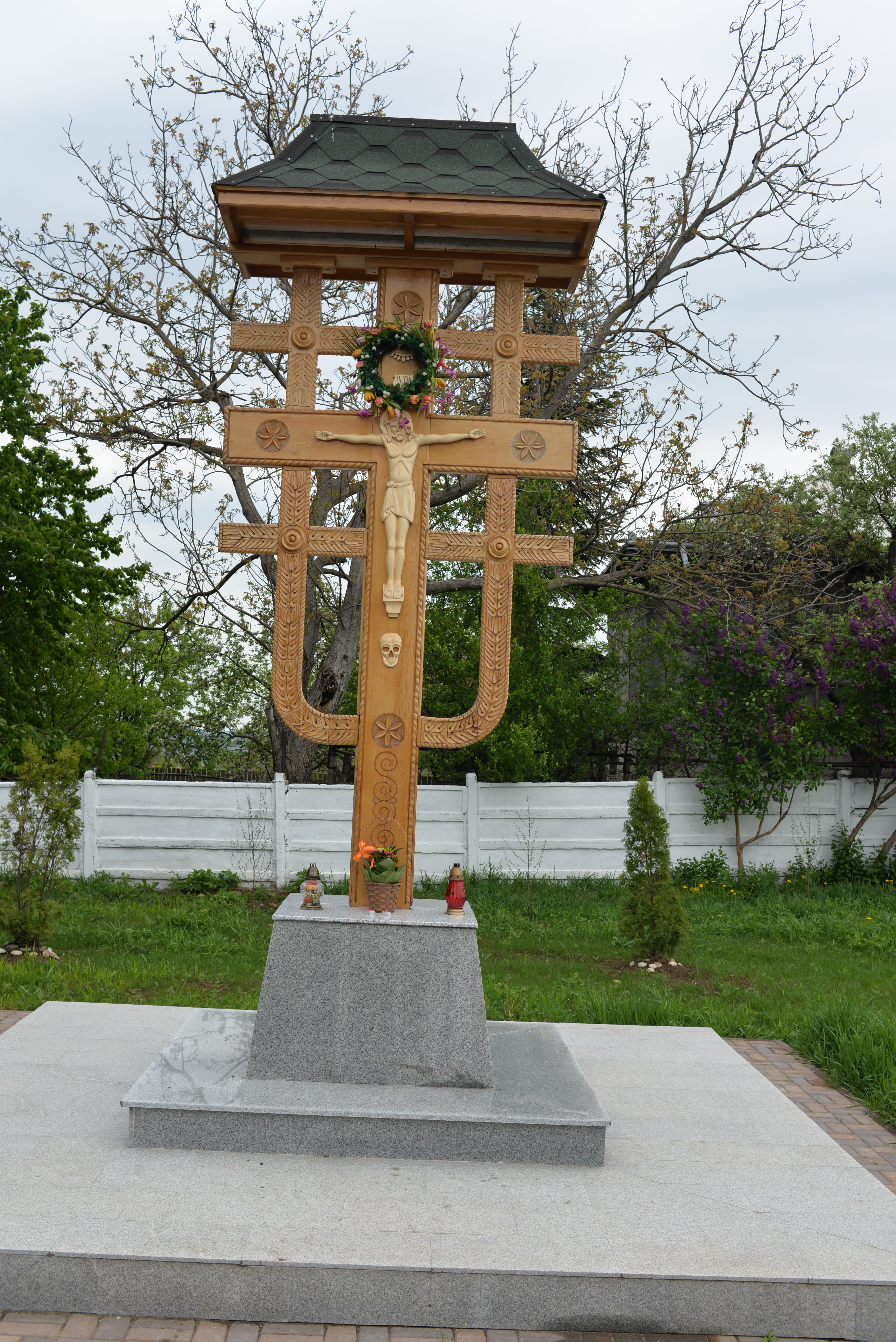 Troiţă amplasată în curtea ansamblului parohial (Foto: Lucian Apopei) Resfinţire de biserică în parohia filantropiei creştine din Paşcani