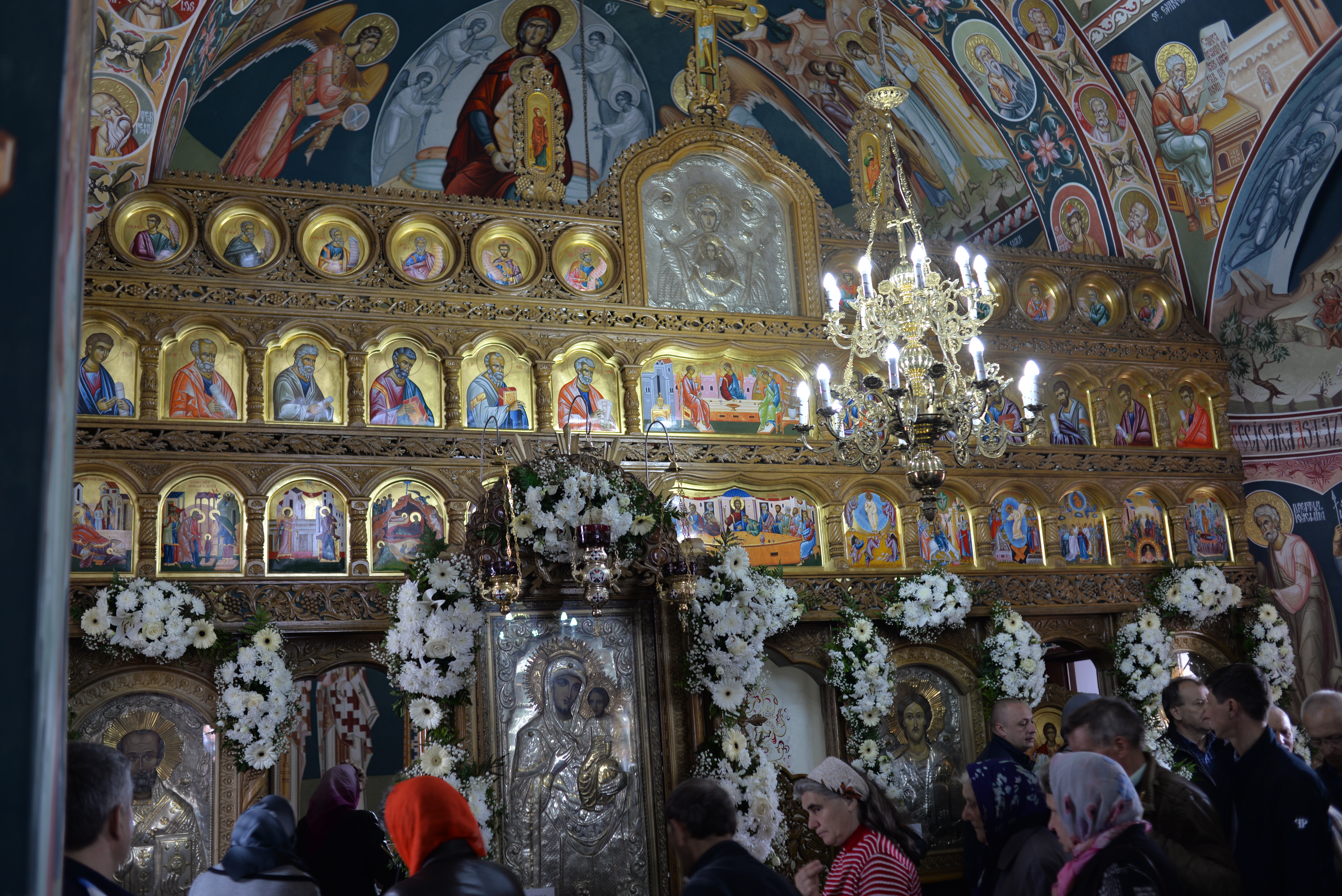 Refacerea catapetesmei a constat în pictarea icoanelor de către pictorul iconar Cristi Covrig (Foto: Apopei Lucian) Resfinţire de biserică în parohia filantropiei creştine din Paşcani