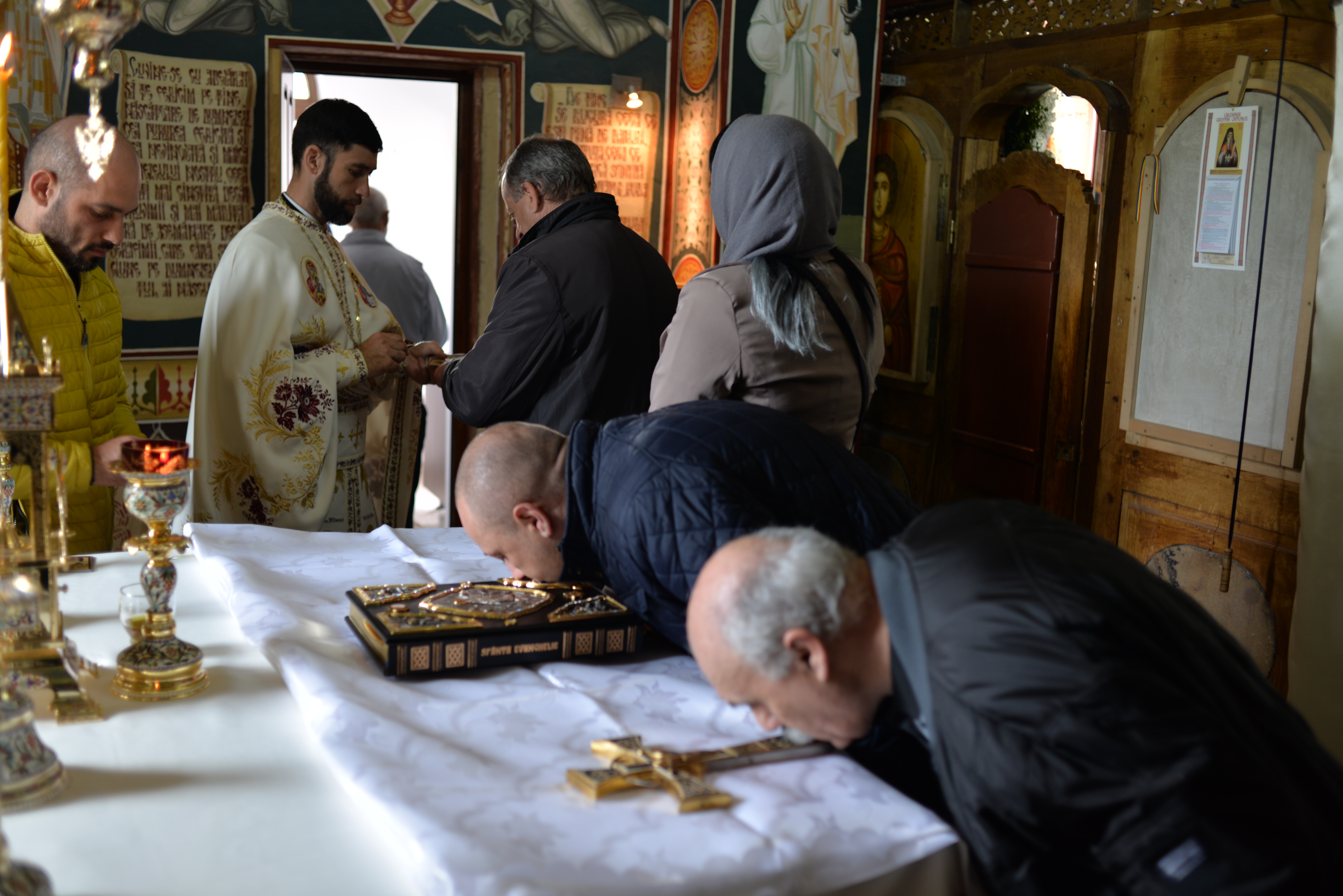 Conform tradiţiei, credinciosii au avut posibilitatea de a se ruga cu evlavie în Sfântul Altar proaspăt târnosit (Foto: Lucian Apopei) Resfinţire de biserică în parohia filantropiei creştine din Paşcani