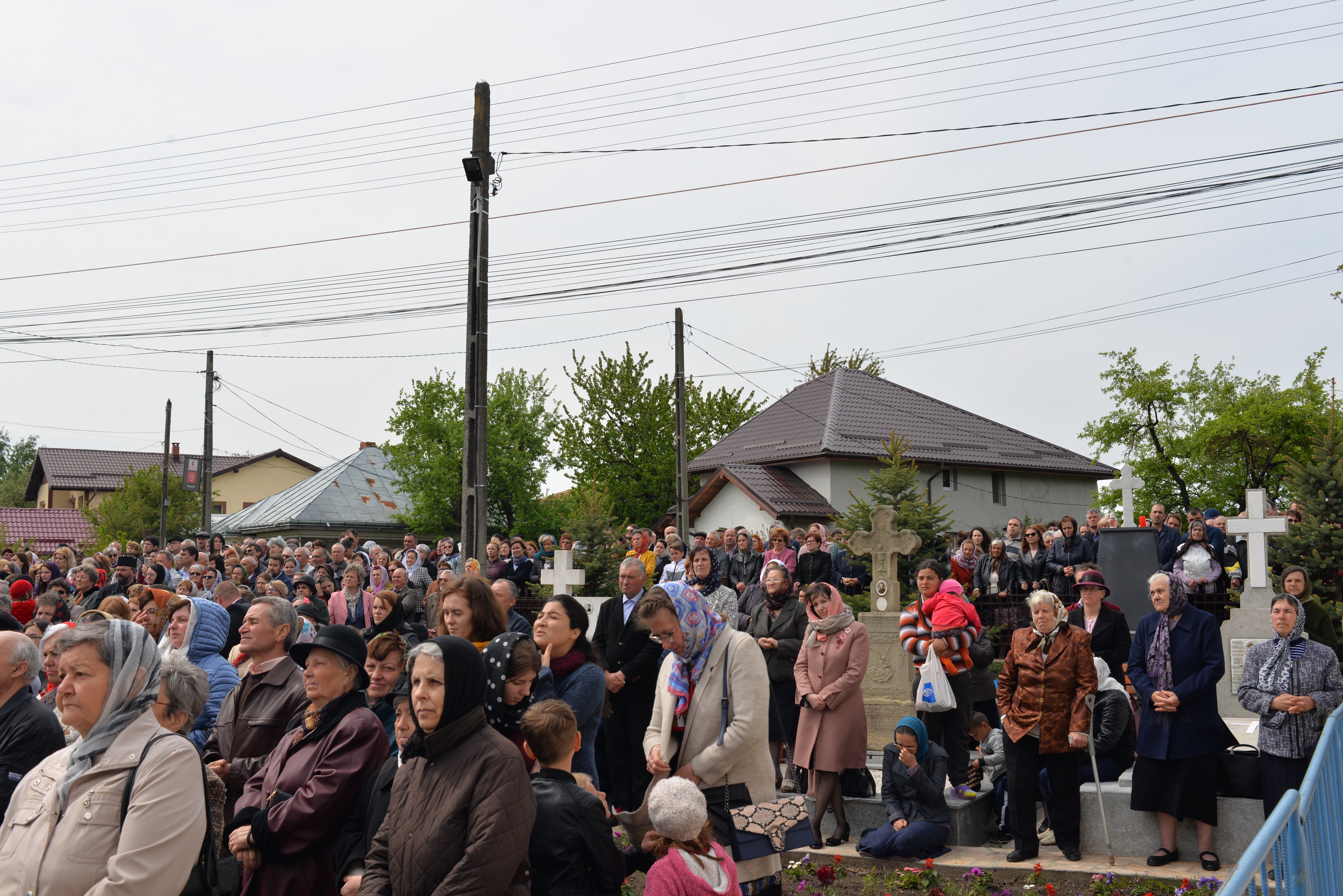 (Foto: Lucian Apopei) Resfinţire de biserică în parohia filantropiei creştine din Paşcani
