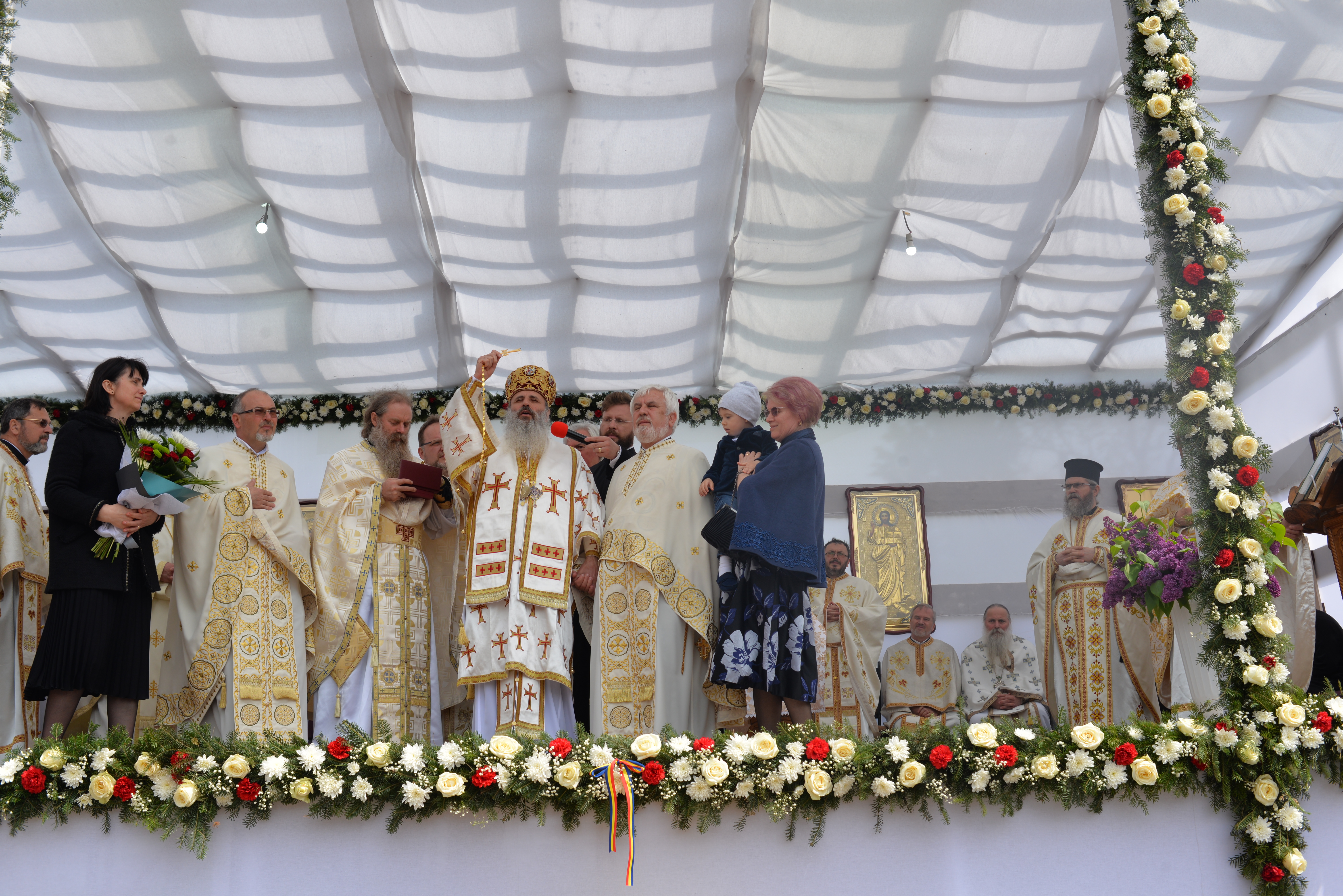 (Foto: Lucian Apopei) Resfinţire de biserică în parohia filantropiei creştine din Paşcani