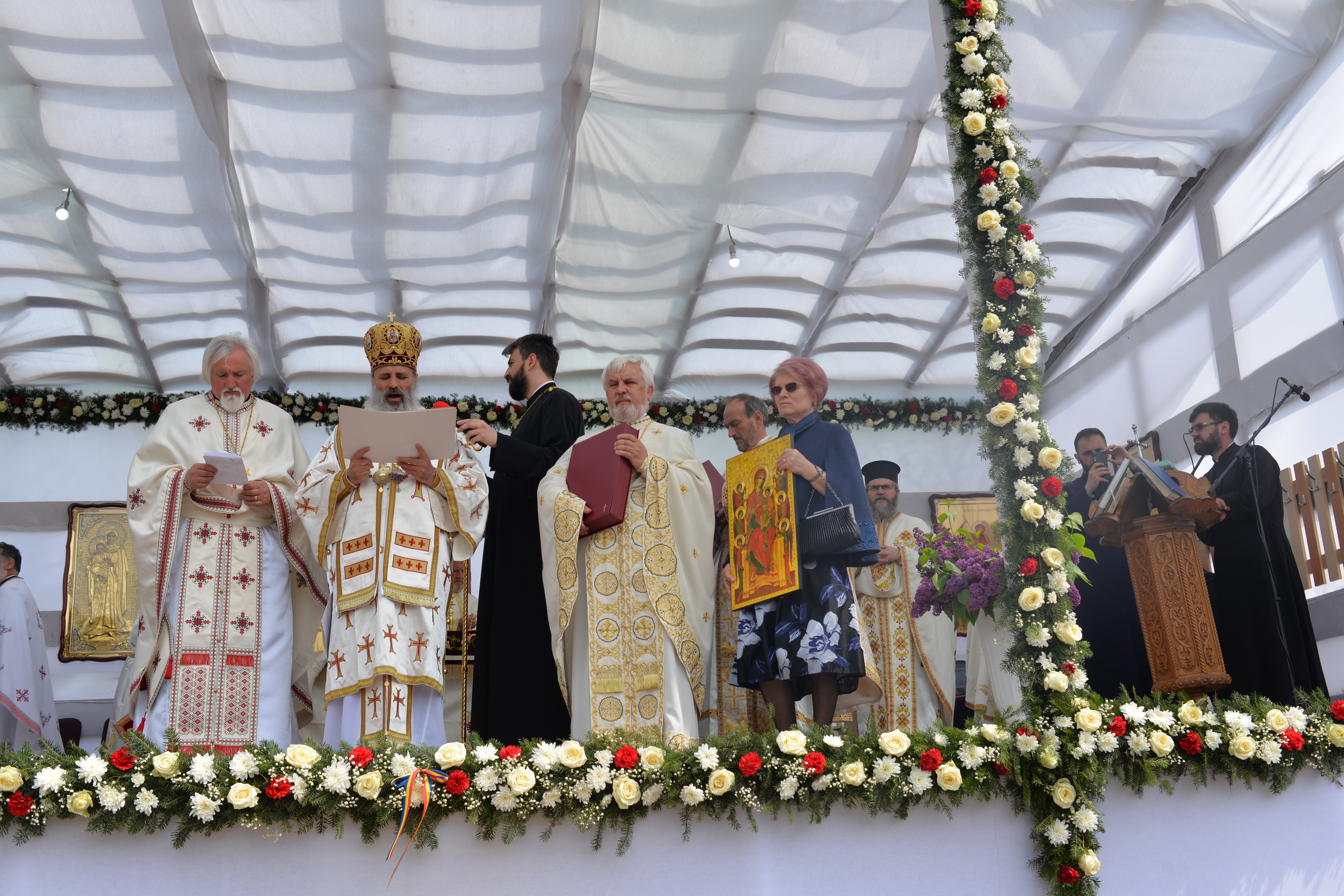 (Foto: Lucian Apopei) Resfinţire de biserică în parohia filantropiei creştine din Paşcani