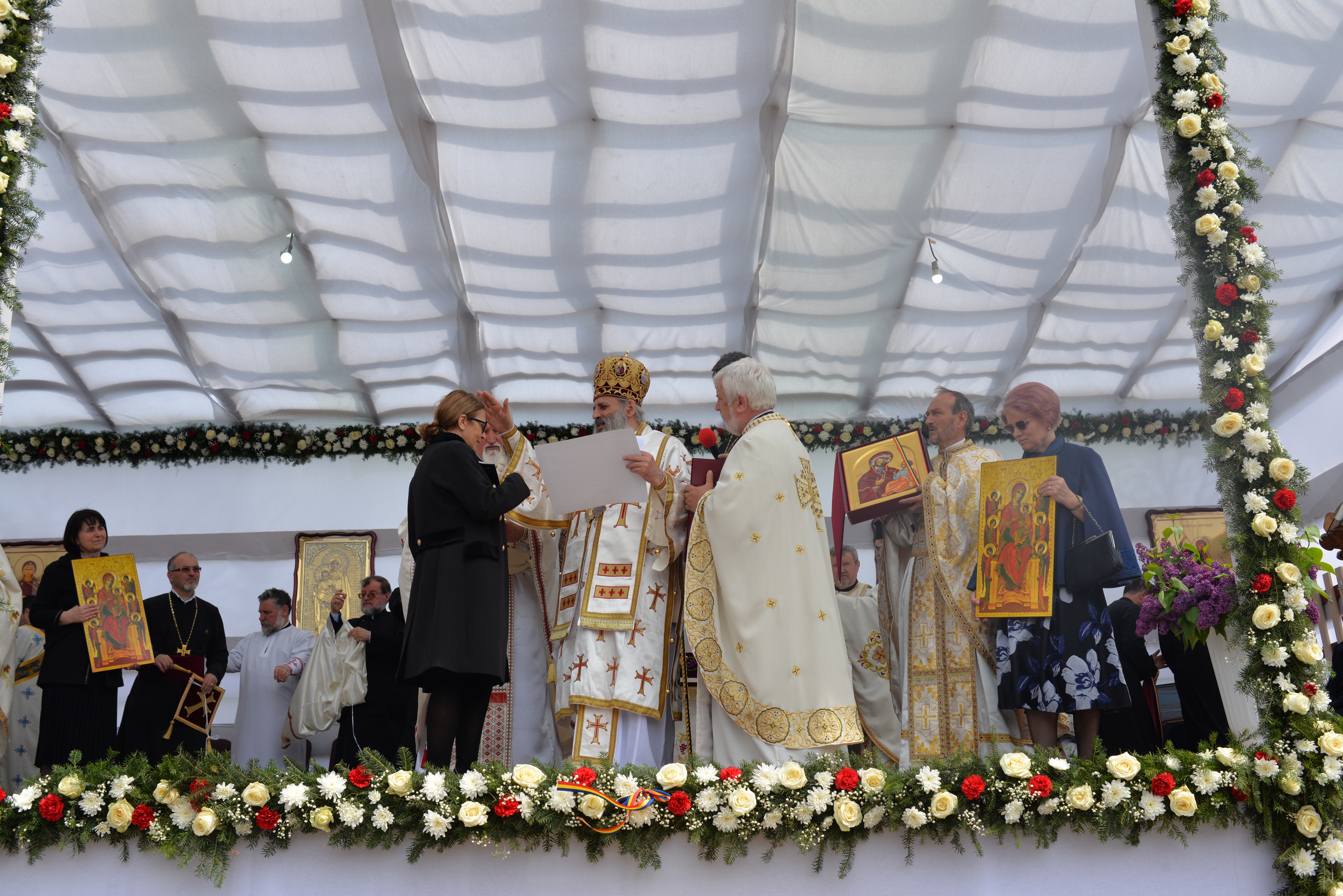 (Foto: Lucian Apopei) Resfinţire de biserică în parohia filantropiei creştine din Paşcani