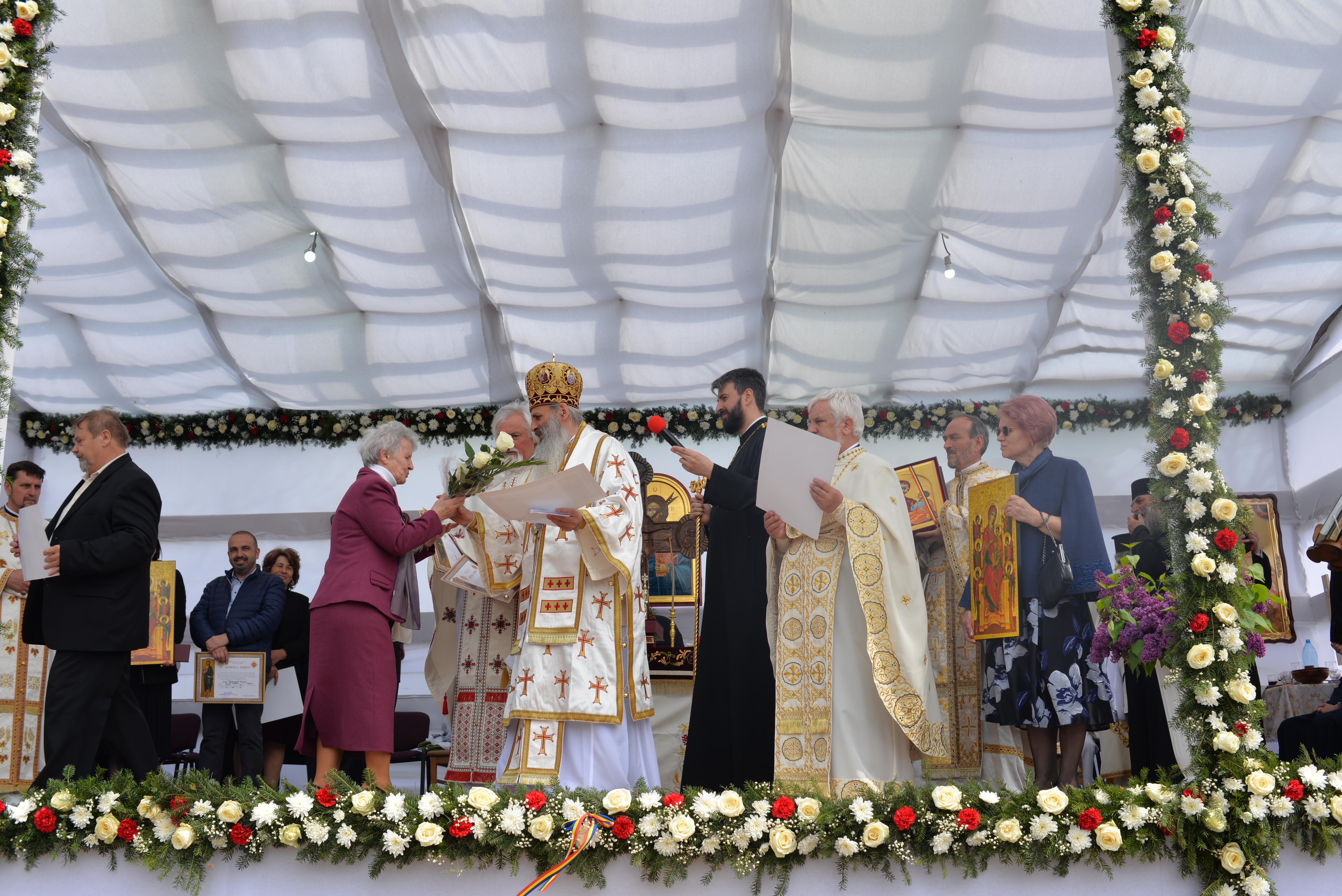 (Foto: Lucian Apopei) Resfinţire de biserică în parohia filantropiei creştine din Paşcani