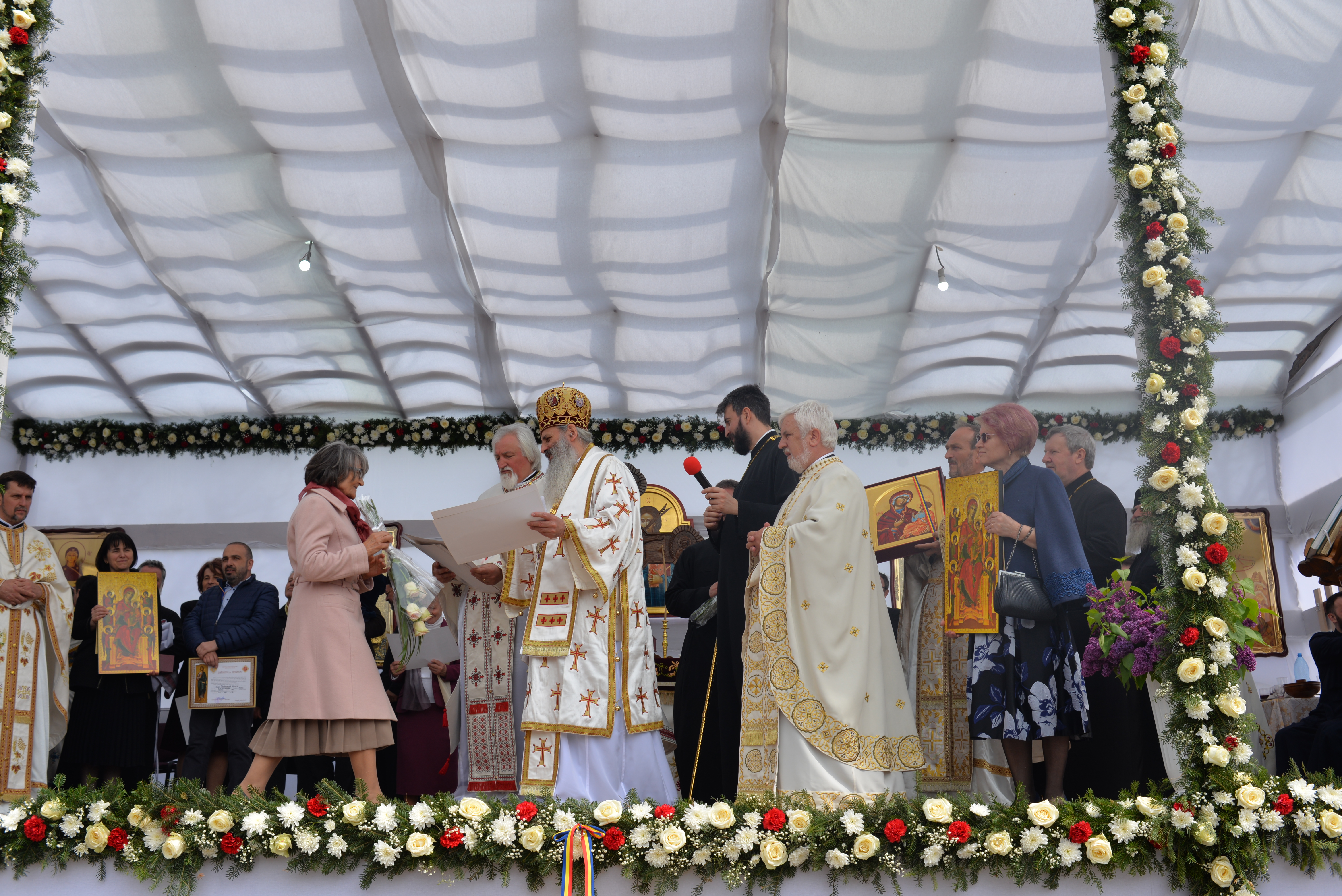 (Foto: Lucian Apopei) Resfinţire de biserică în parohia filantropiei creştine din Paşcani