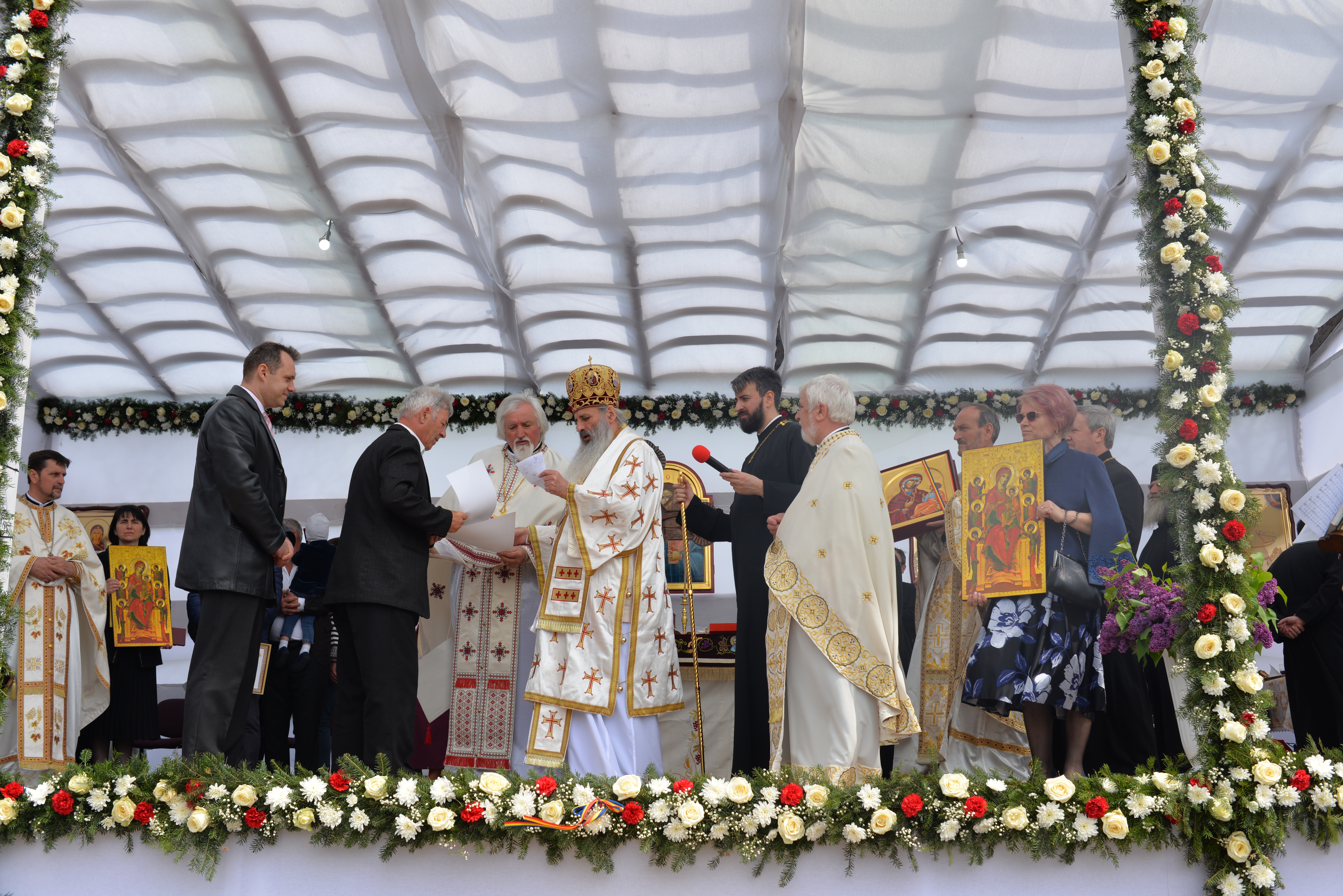 (Foto: Lucian Apopei) Resfinţire de biserică în parohia filantropiei creştine din Paşcani