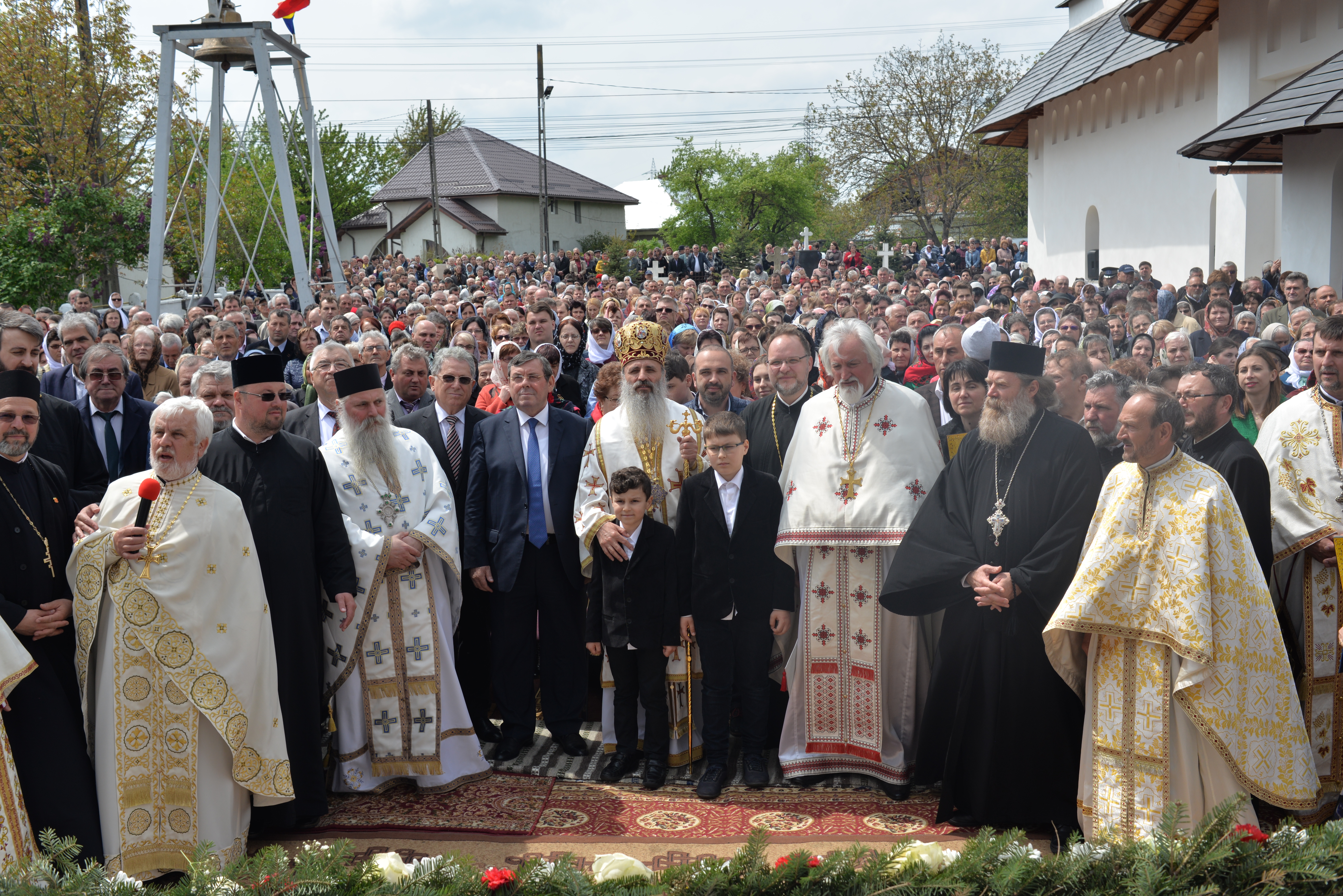 (Foto: Lucian Apopei) Resfinţire de biserică în parohia filantropiei creştine din Paşcani