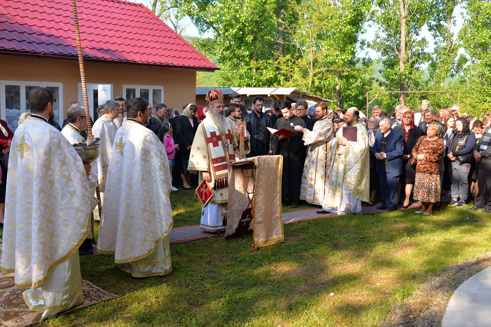Foto: Bogdan Bulgariu Resfințire de biserică în parohia Luceni
