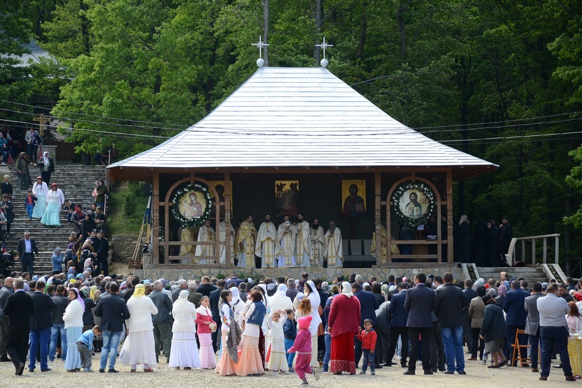 Biserica „Izvorul Tămăduirii” a Mănăstirii Basaraba îşi serbează hramul Biserica „Izvorul Tămăduirii” a Mănăstirii Basaraba îşi serbează hramul