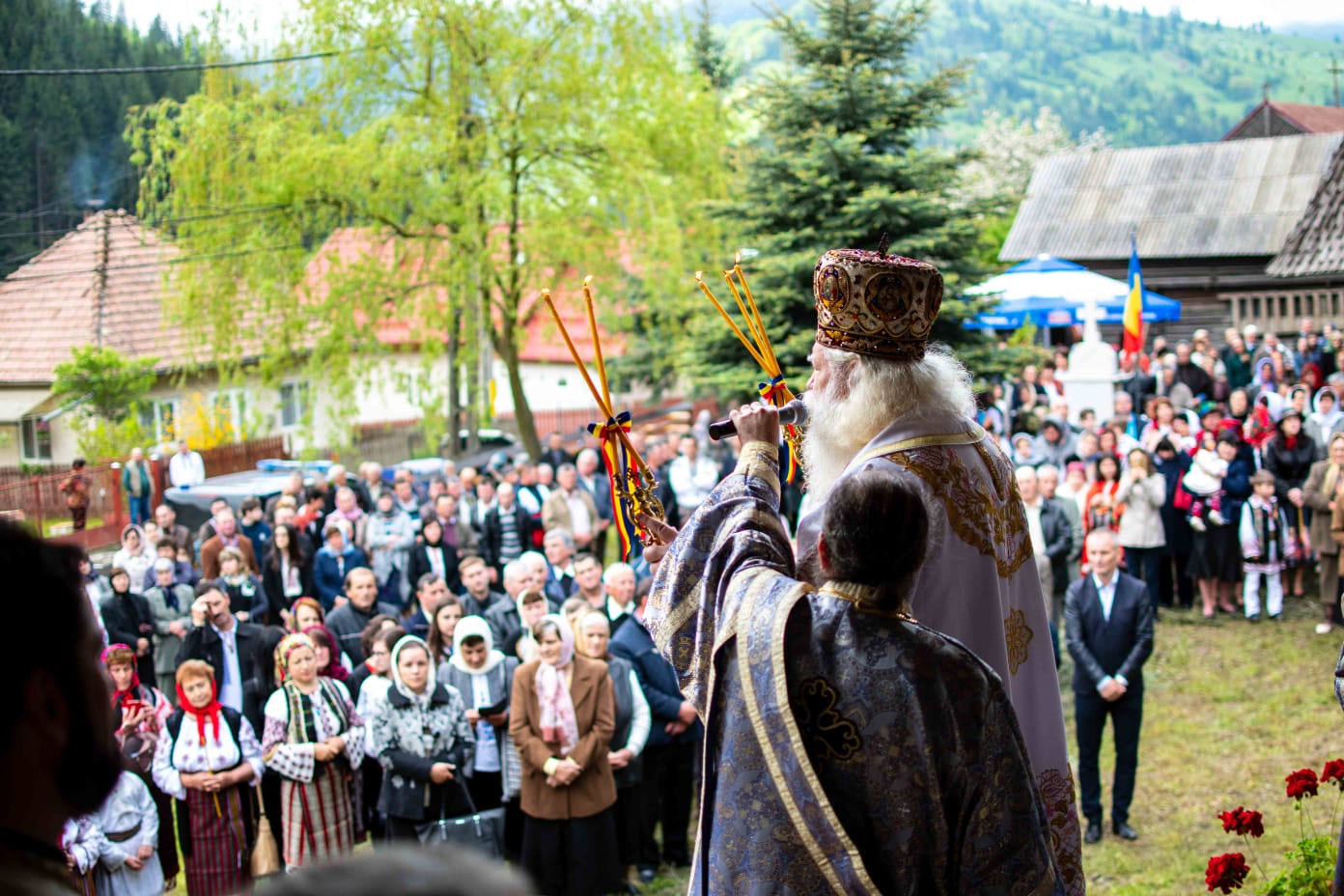 Sfințirea bisericii din lemn de la Fărcașa, Neamț – elogiere sacră a valorilor satului românesc